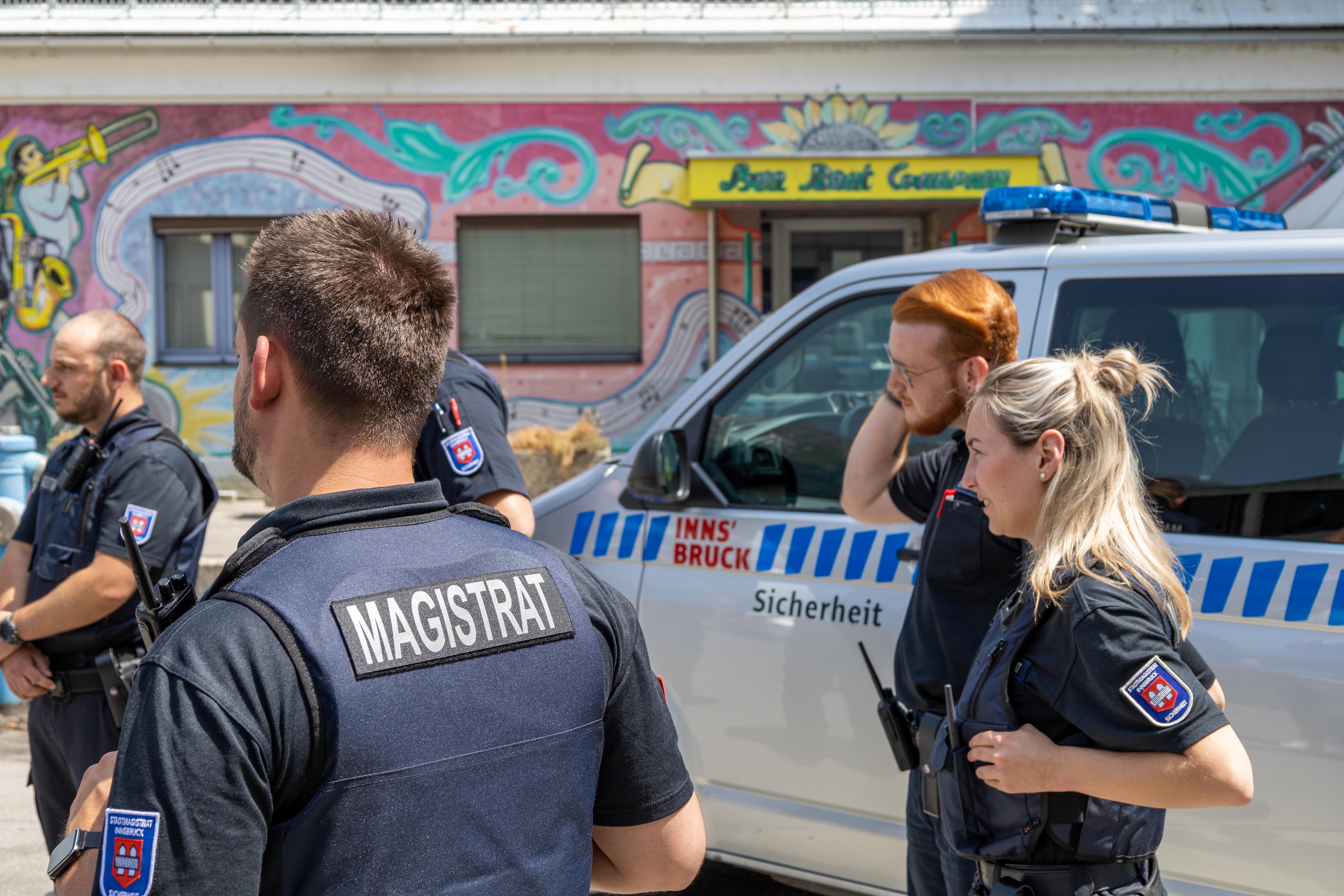 Die Mitarbeiterinnen und Mitarbeiter des Magistrats sind das ganze Jahre in Innsbruck unterwegs, um in potenziellen Konfliktsituationen, etwa bei Ruhestörungen, für Ordnung zu sorgen. Seit kurzem sind alle Einsatzkräfte an einem Standort in Dreiheiligen gebündelt.