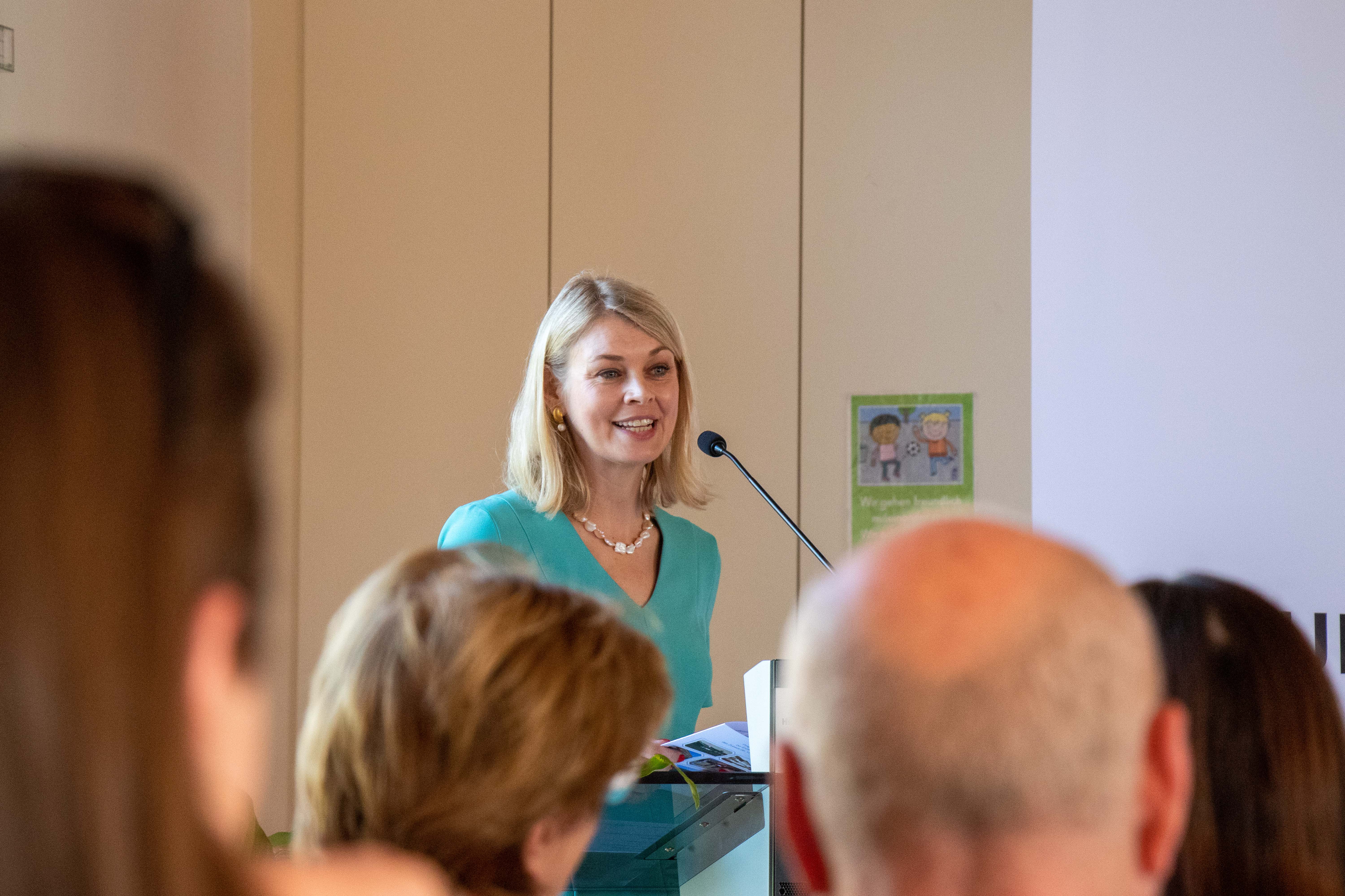 Stadträtin Elisabeth Mayr betonte die Wichtigkeit gerade als Stadt in die bestmögliche Bildung der Kinder und unsere Zukunft zu investieren.