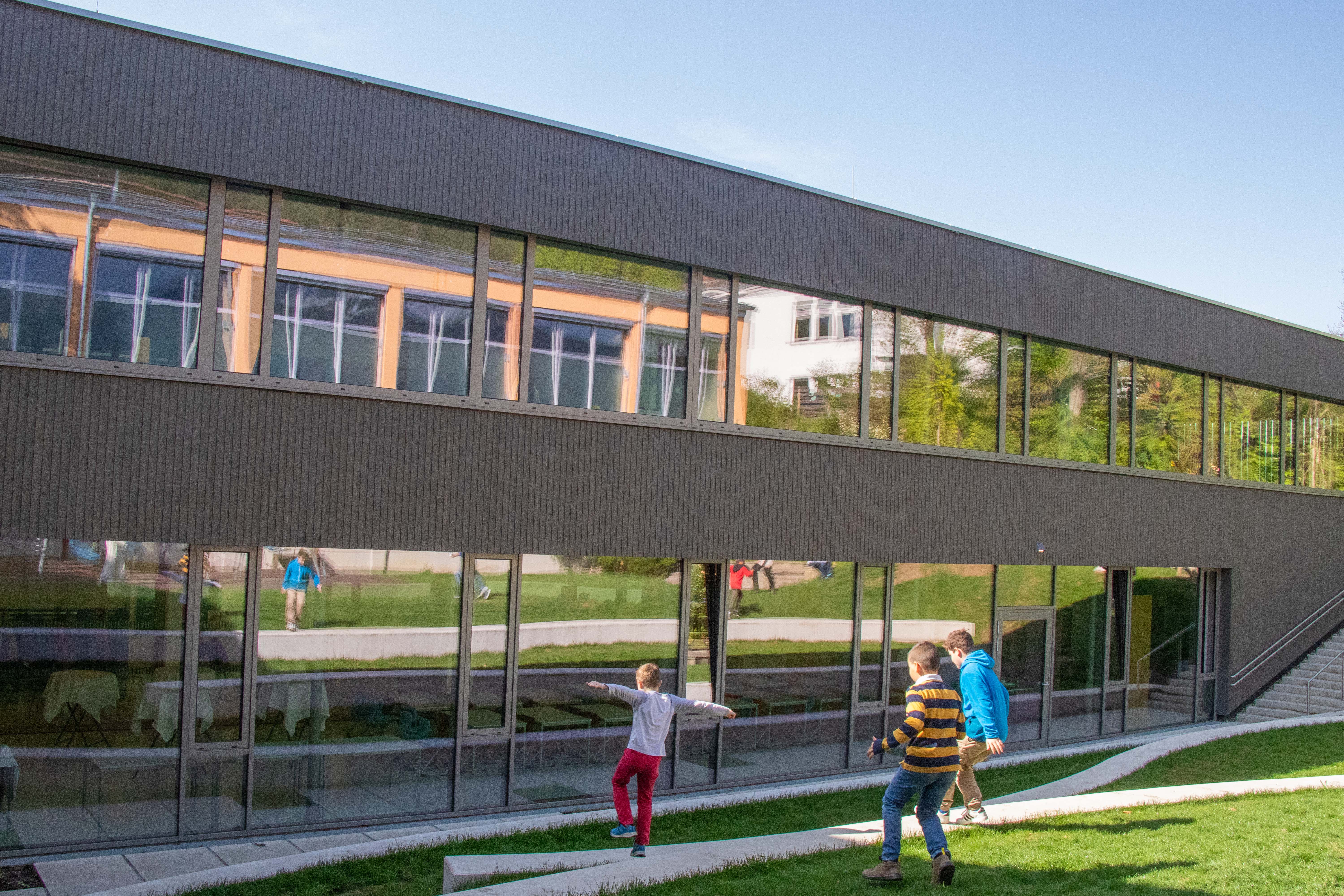 Durch den Zubau in der Volksschule Allerheiligen finden die Schulkinder mehr Platz zum Lernen und Entfalten.