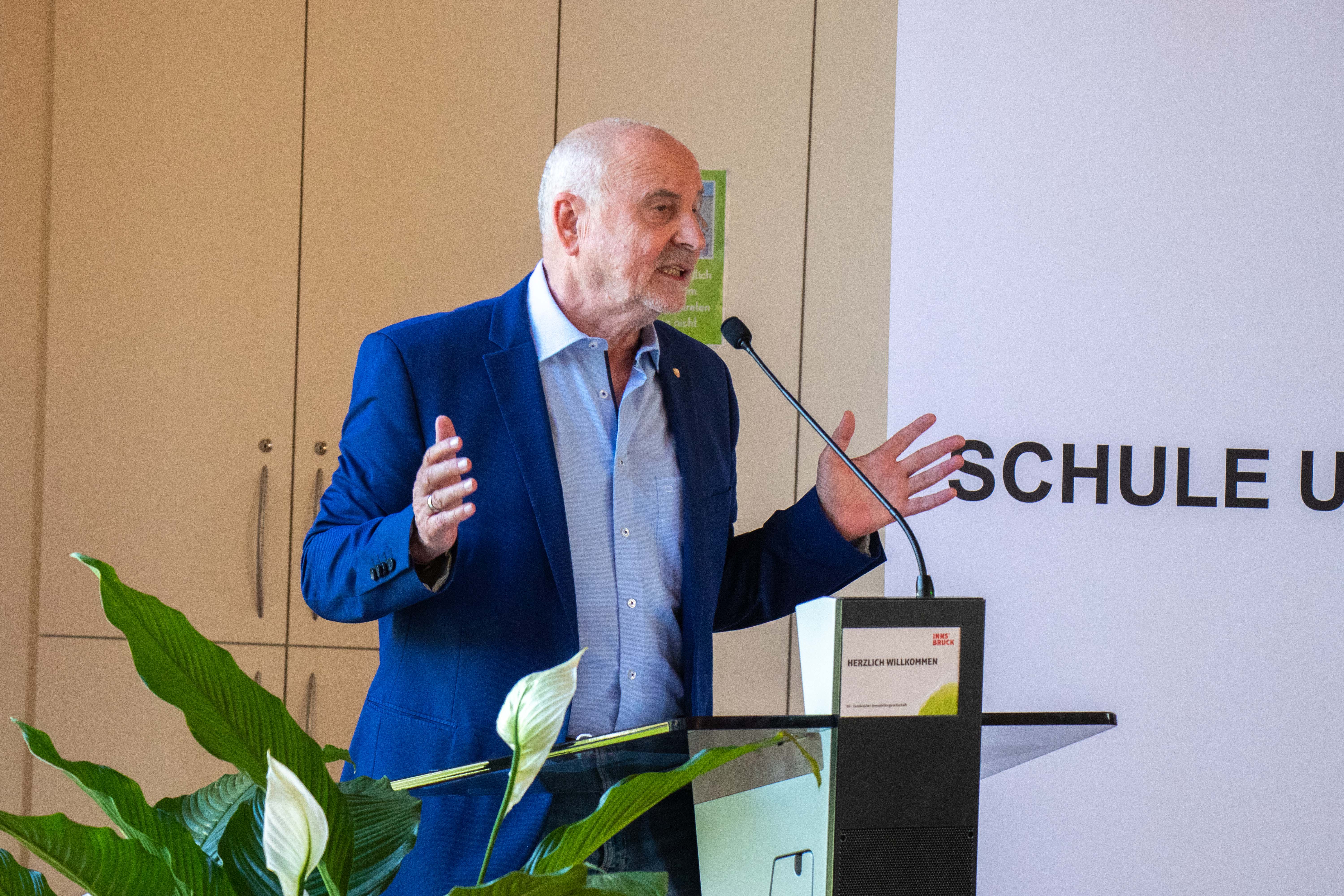 Der ehemalige Direktor Bernhard Bramböck skizzierte in seiner Rede den langen Weg, bis das Schulhaus so steht wie man es heute kennt.