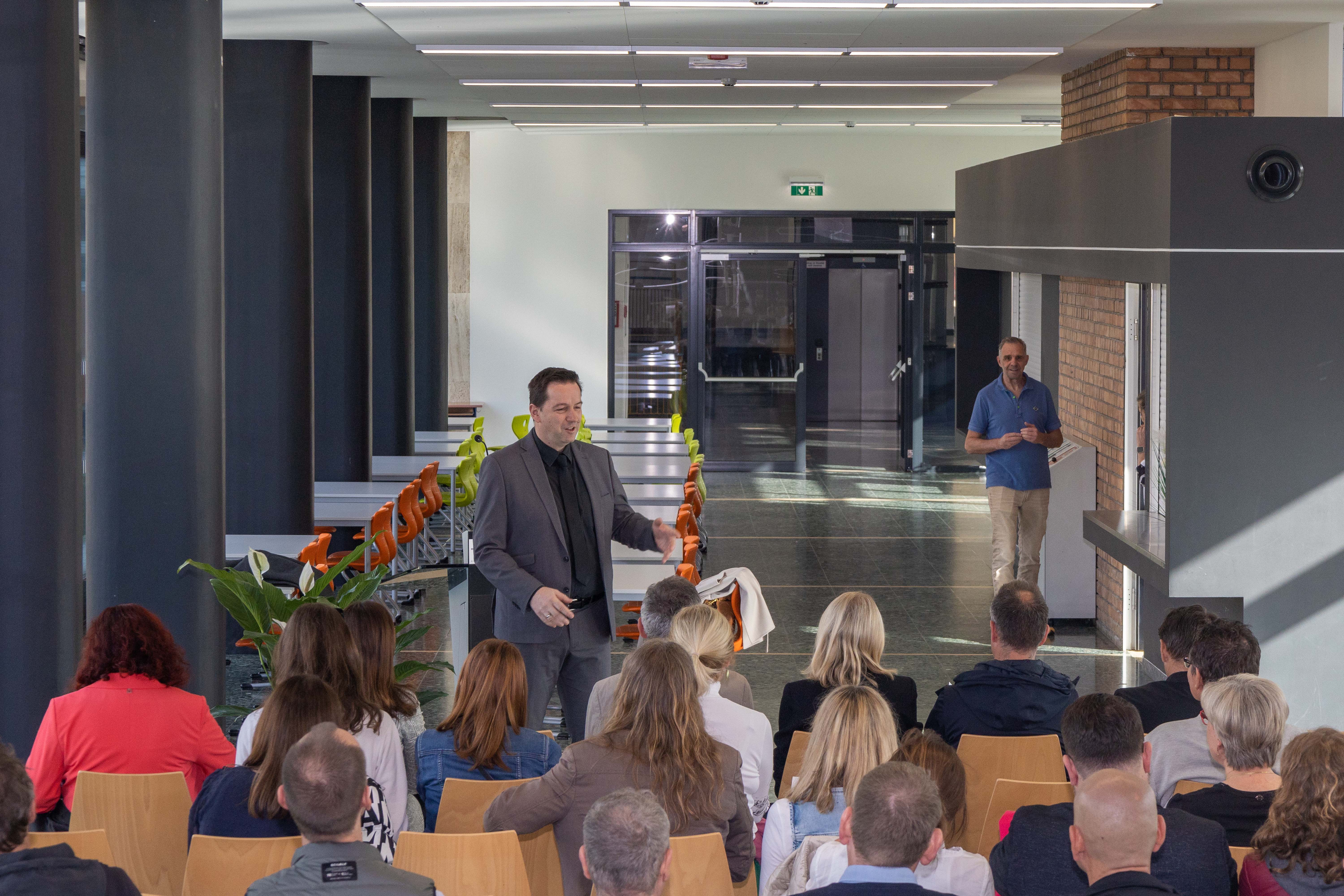 Schuldirektor Bernhard Hirschberger begrüßte die Festgäste zur Feier anlässlich der Generalsanierung der VS Pradl Ost.