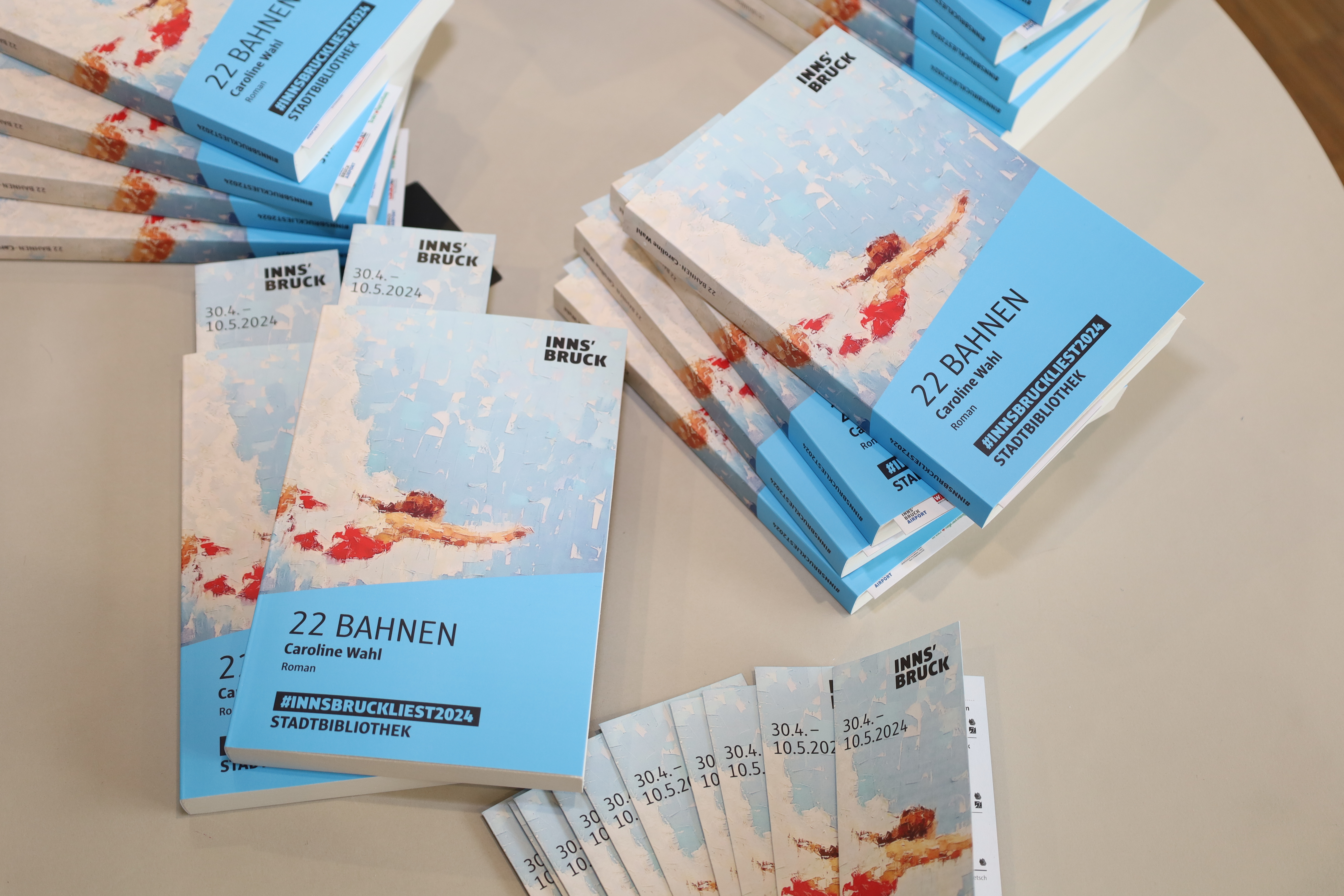 Das Buch „22 Bahnen“ von Caroline Wahl steht im Mittelpunkt der Leseaktion „Innsbruck liest“, die heuer ihr 20-jähriges Jubiläum feiert.