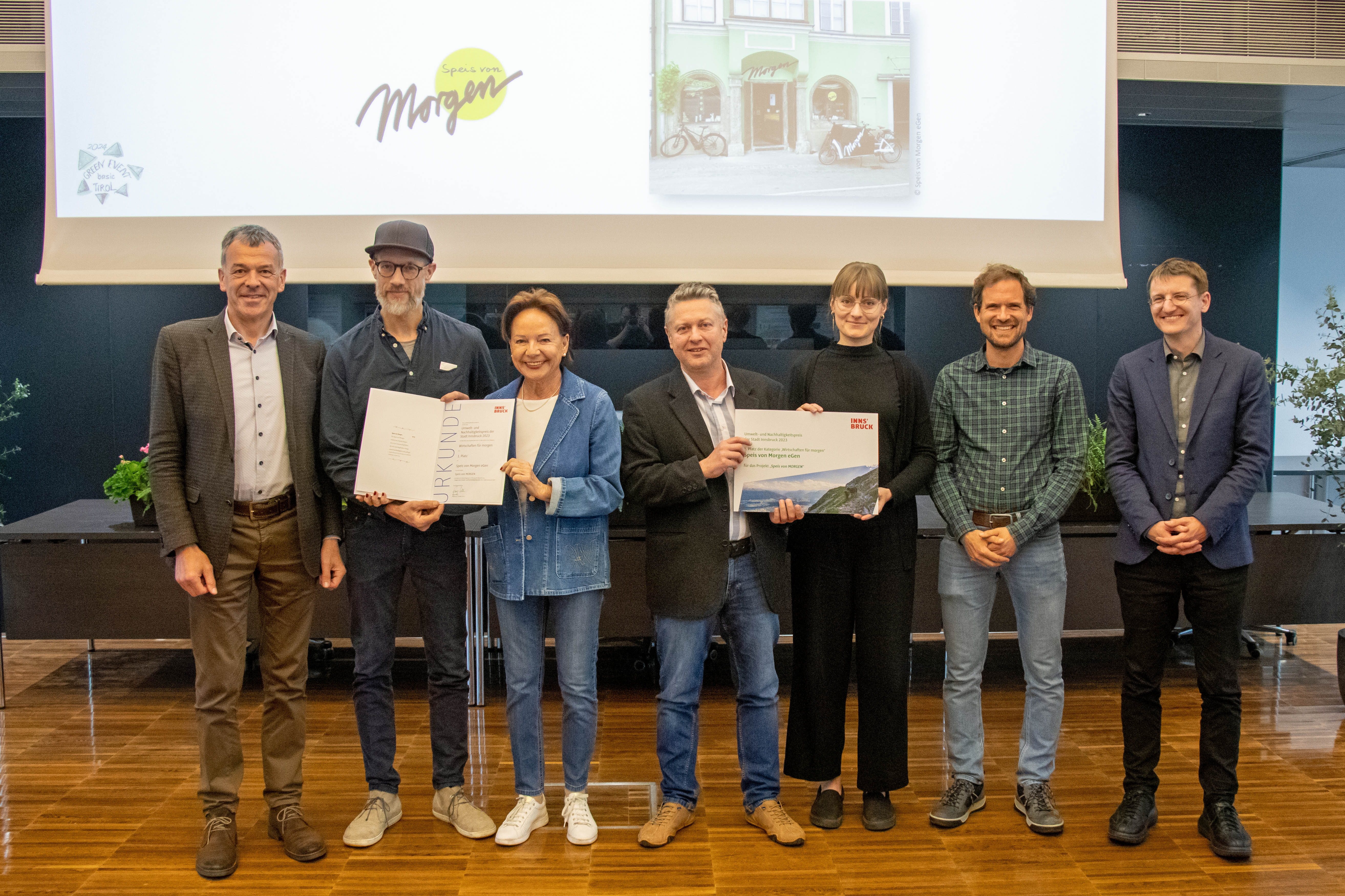 1. Platz für "Speis von Morgen" - Bürgermeister Georg Willi (l.) und Amtsvorstand Michael Deflorian (Klimaneutrale Stadt, r.) gratulieren herzlich.
