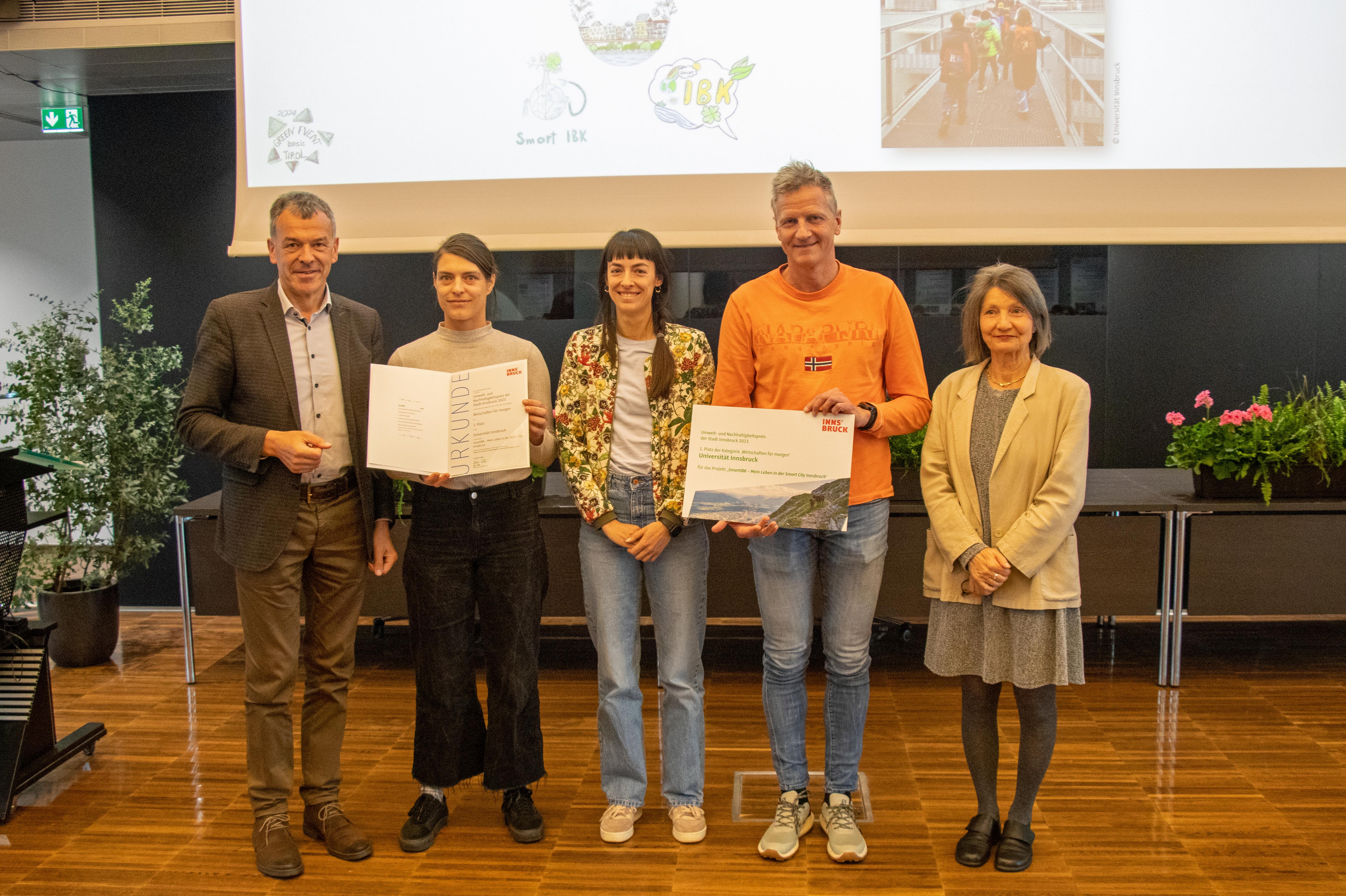 Ebenfalls den 1. Platz erreichen konnte das Projekt „SmartIBK – Mein Leben in der Smart City Innsbruck“. Bürgermeister Georg Willi (r.) und Stadträtin Uschi Schwarzl (l.) freuen sich mit den VertreterInnen der Universität Innsbruck.