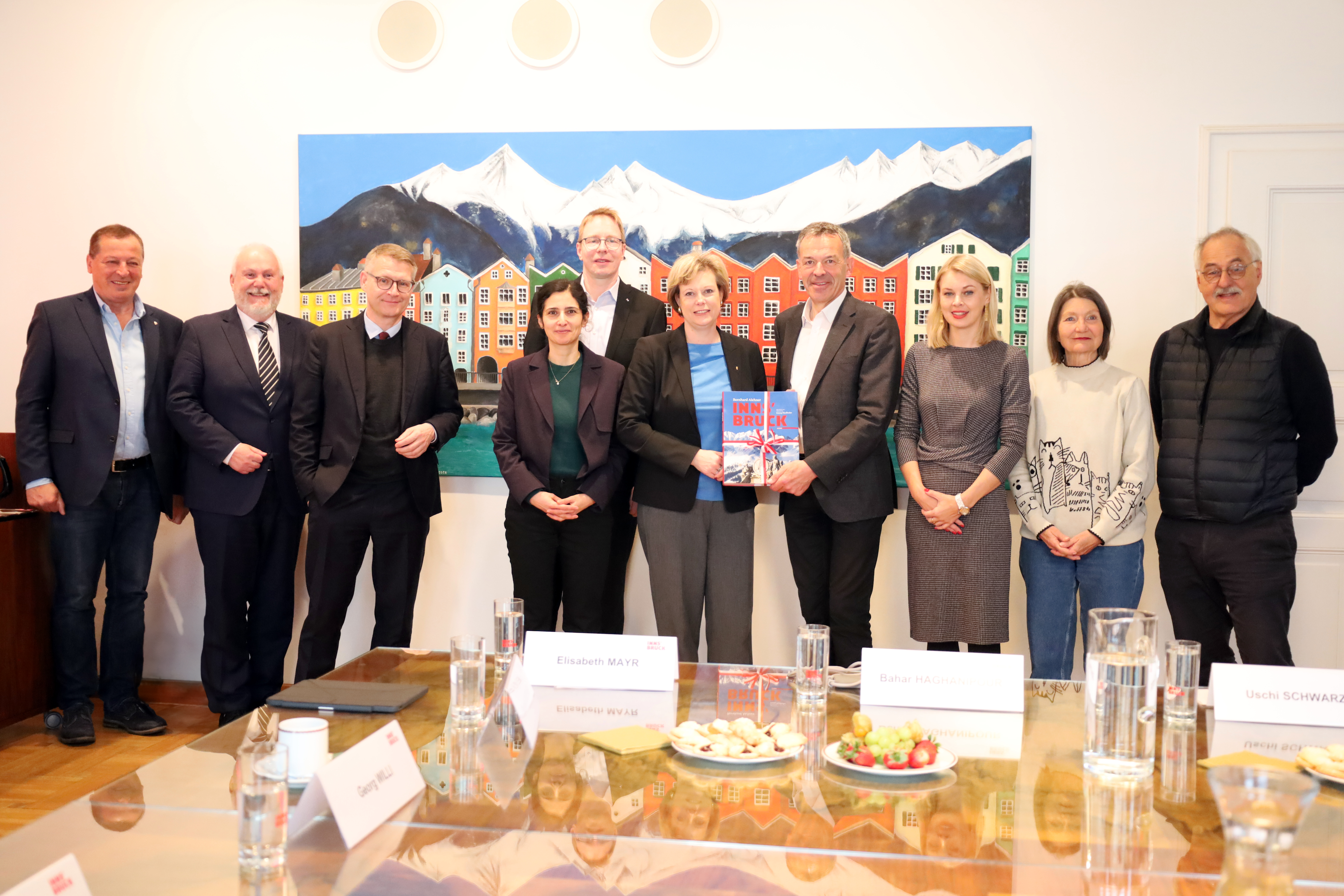 Berlin und Innsbruck - zwei Olympia- und Sportstädte, zwei Universitätsstandorte, zwei beliebte Reiseziele: Die Mitglieder des Berliner Abgeordnetenhauses (Berliner Landesparlament) waren am 23. April zu Gast in der Tiroler Landeshauptstadt.
Trotz vieler Unterschiede stehen die beiden Städte vor ähnlichen Herausforderungen. In einem Impulsvortrag von Wolfgang Andexlinger erfuhren die Gäste Wissenswertes zu Innsbrucks Stadtentwicklung.
Von links: GR Helmut Buchacher, Vizebürgermeister Andreas Wanker, Stephan Lenz, Vizepräsidentin Bahar Haghanipour, Vizepräsident Dennis Buchner, Präsidentin Cornelia Seibeld, Bürgermeister Georg Willi, Stadträtin Elisabeth Mayr, Stadträtin Uschi Schwarzl und GR Thomas Schultze