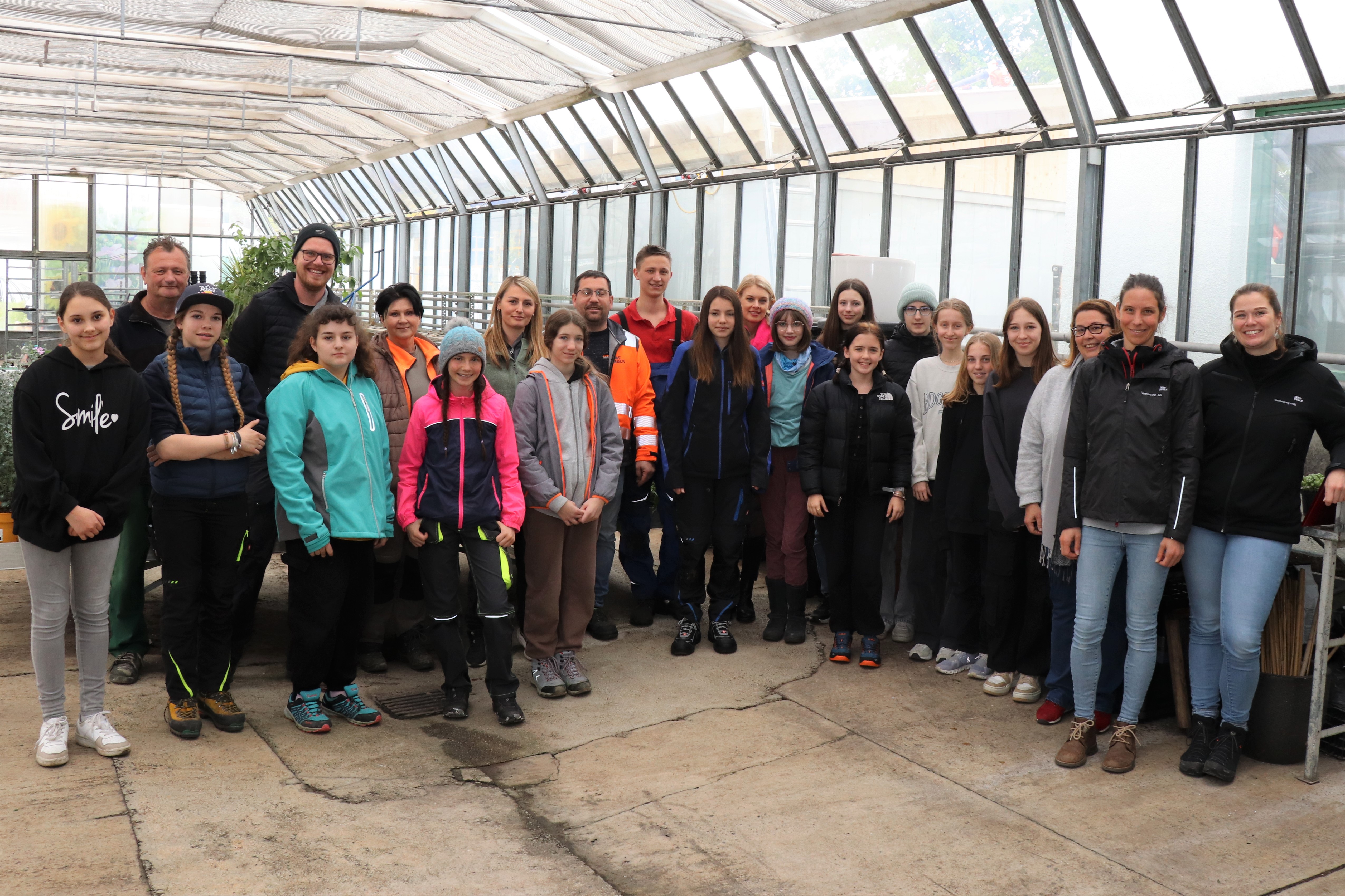 Die SchülerInnen bekamen einen Einblick in handwerkliche Lehrberufe bei der Stadt Innsbruck. Stadträtin Elisabeth Mayr (hinten M.) besuchte die TeilnehmerInnen des Girls‘ Day und sah viele Talente aufblitzen.