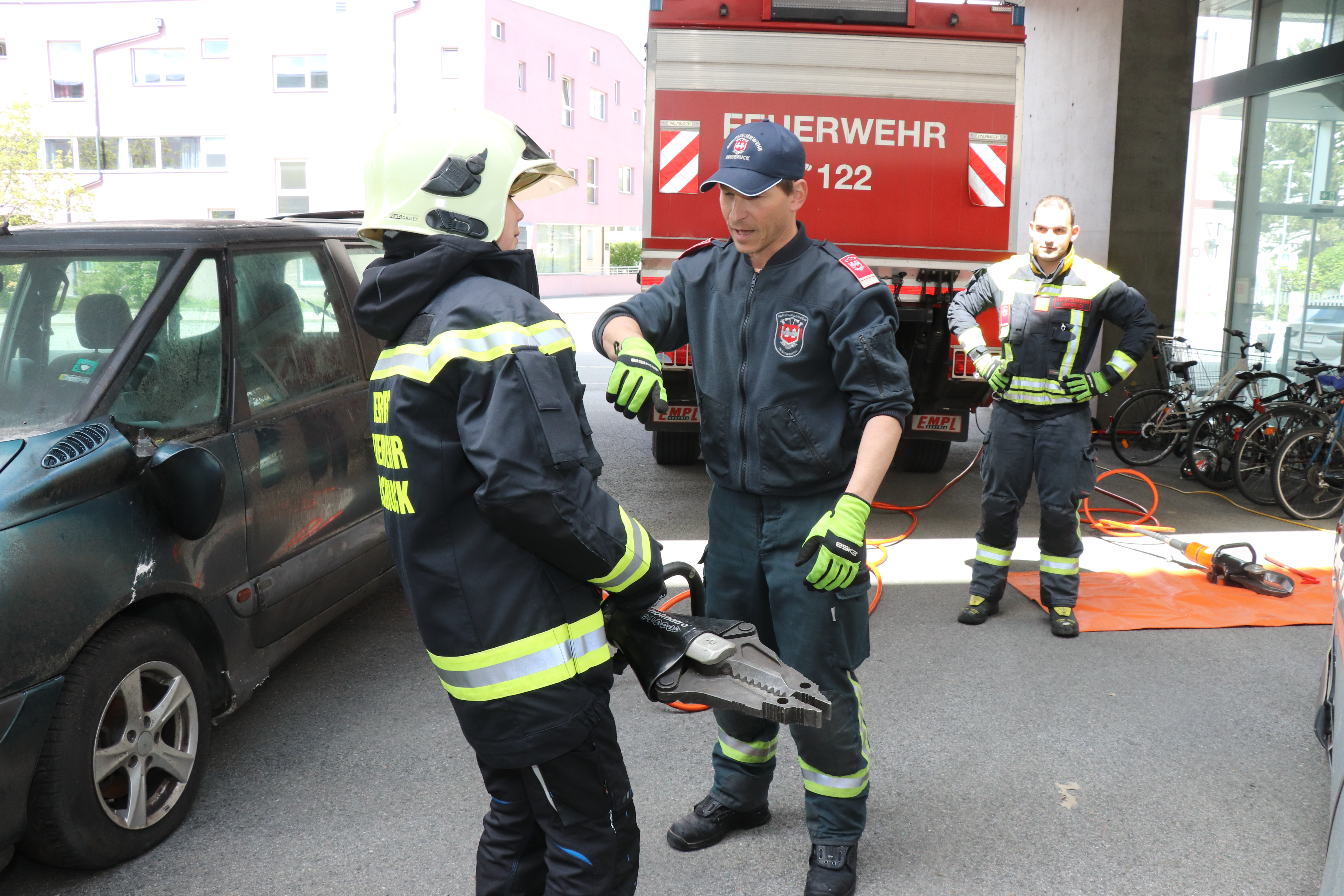 Erfahrene Feuerwehrleute erklärten die Arbeit.
