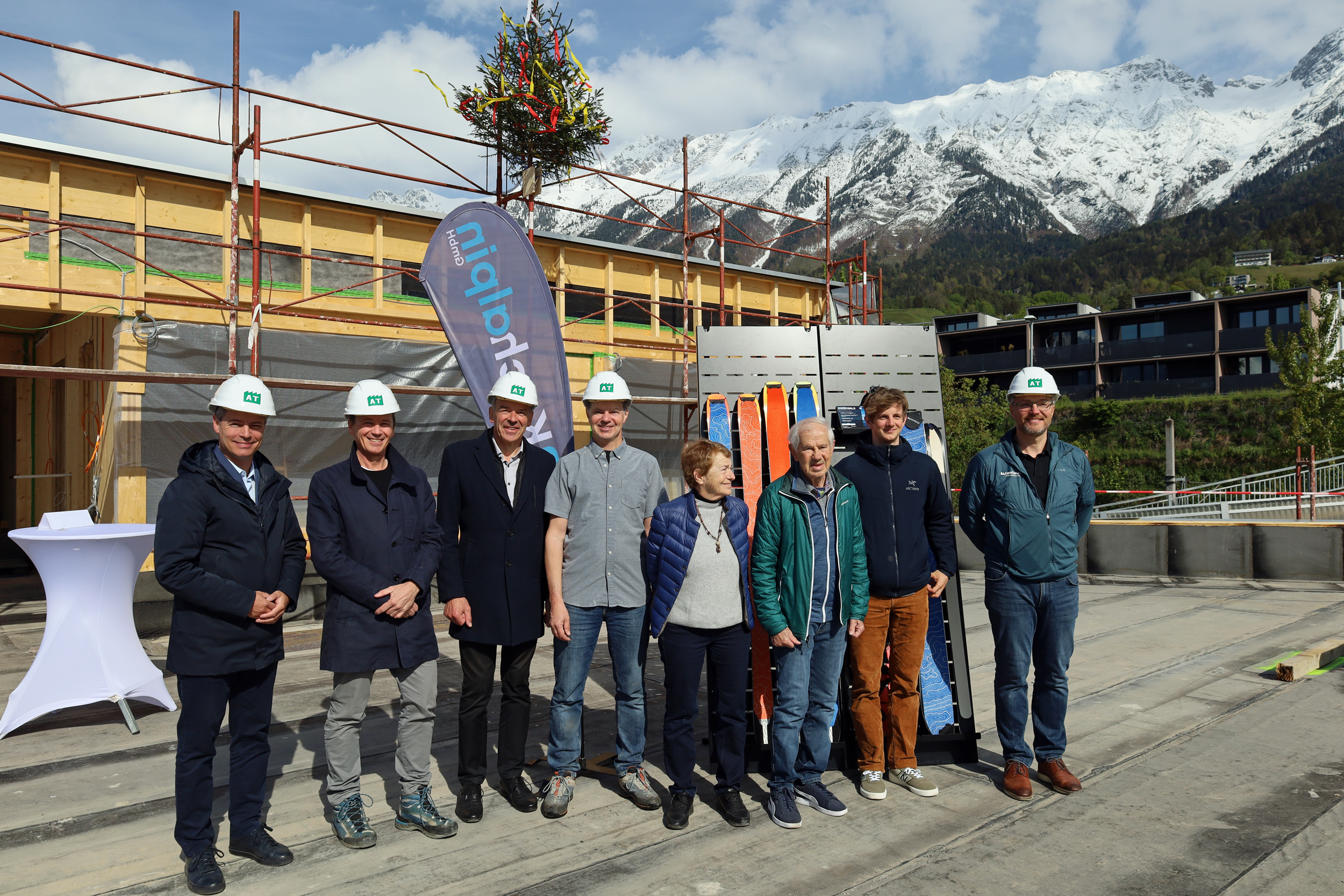 Vizebürgermeister Markus Lassenberger, Architekt Michael Lukasser, Bürgermeister Georg Willi, Koch alpin Geschäftsführer Werner Koch, die Eltern von Werner Koch Gerlinde und Eduard, sein Sohn Jakob und Koch alpin COO Stephan Haupt (v.l.n.r).