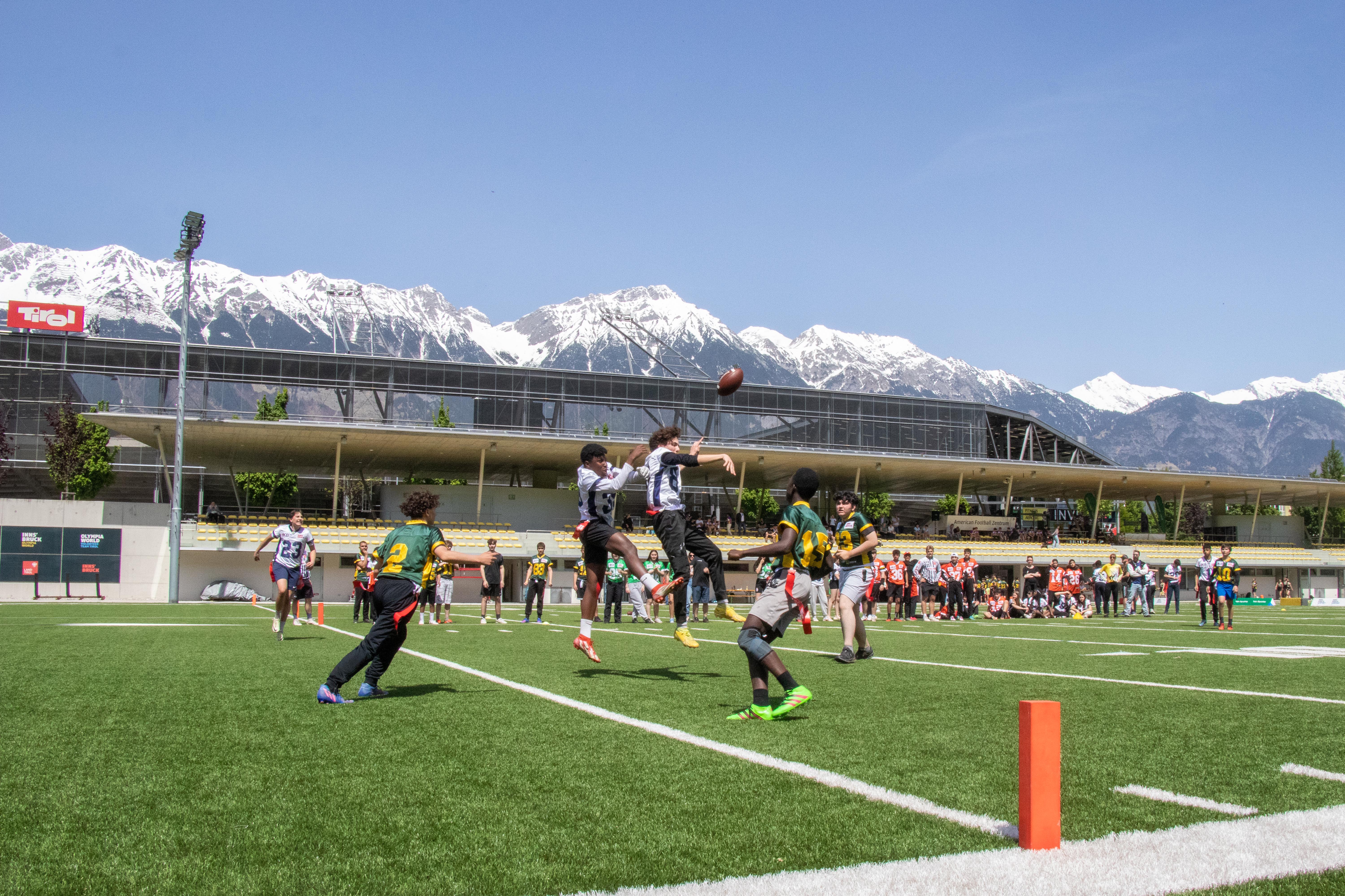 Bei strahlendem Wetter kämpften Mädchen und Burschen beim 11. Flag Football Gameday im American Football Zentrum um die Trophäen.