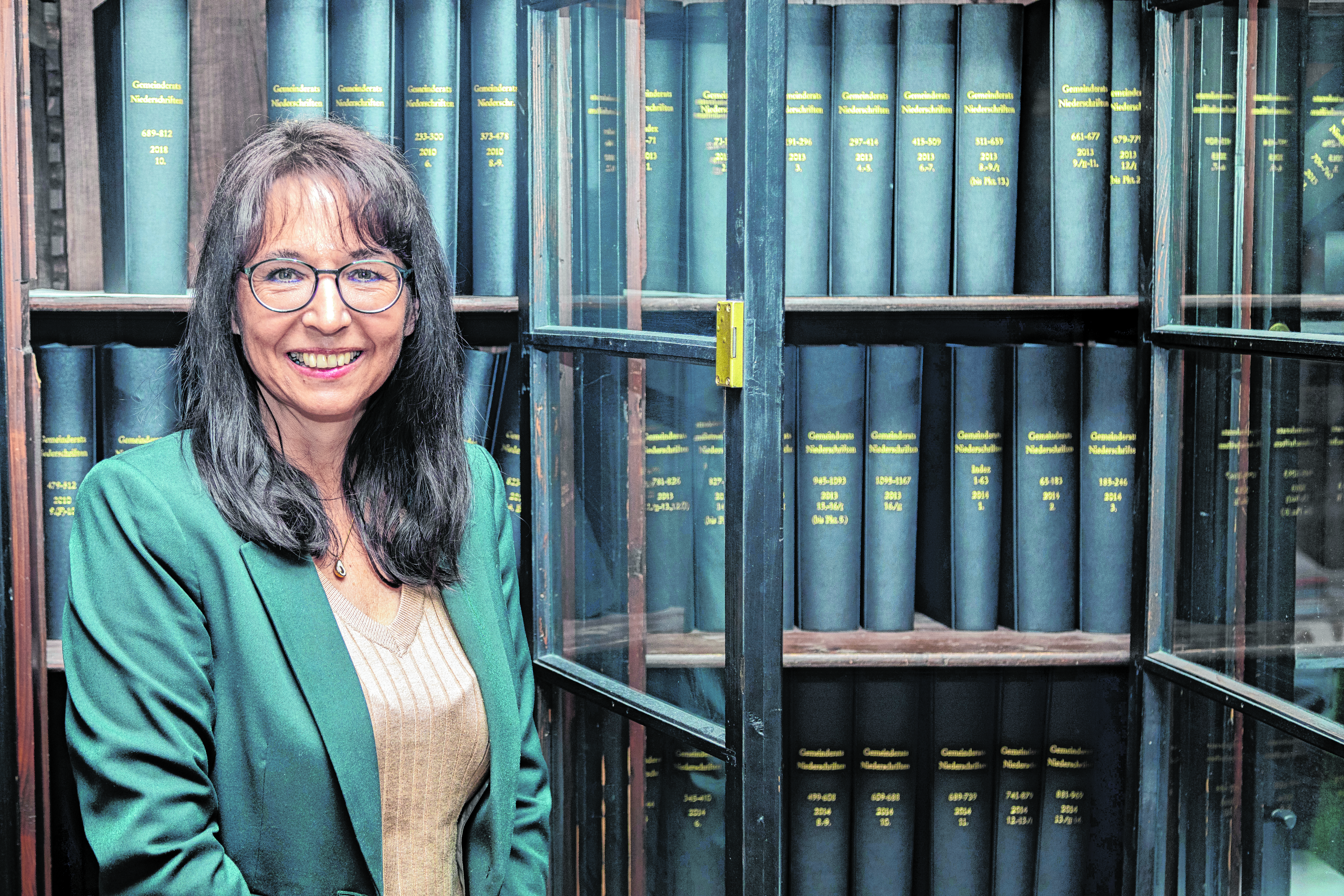 Gerne zeigt Susanne Plankensteiner die gesammelten, gebundenen Gemeinderatsschriften – „Ertrag langer Arbeit“, aber auch ein Symbol für gelebtes Demokratie-Bewusstsein im Sinne von nachvollziehbaren, 
transparenten Entscheidungsprozessen.