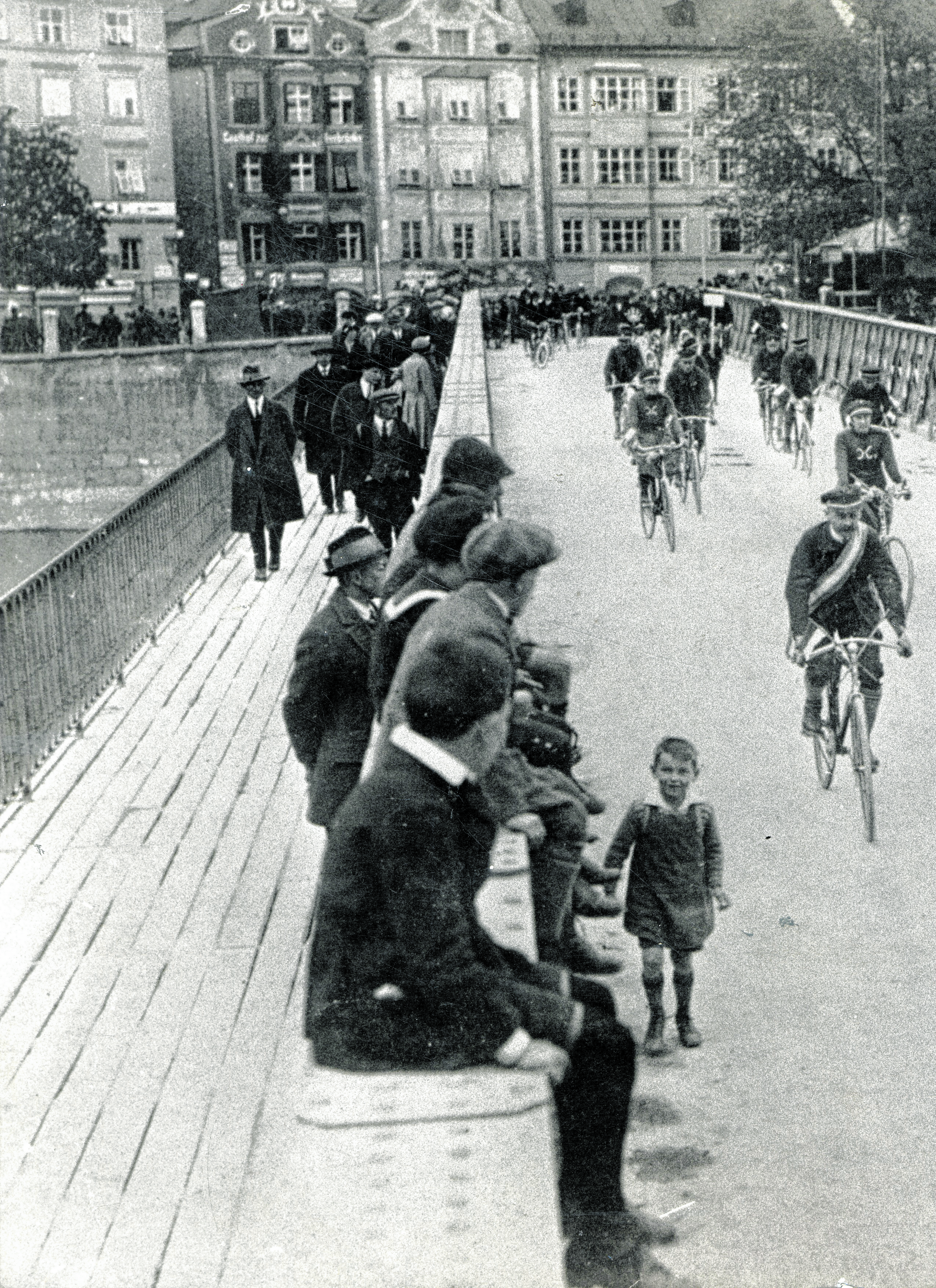 Eine Gruppe von Radfahrern auf der Innbrücke, aufgenommen im Jahr 1921