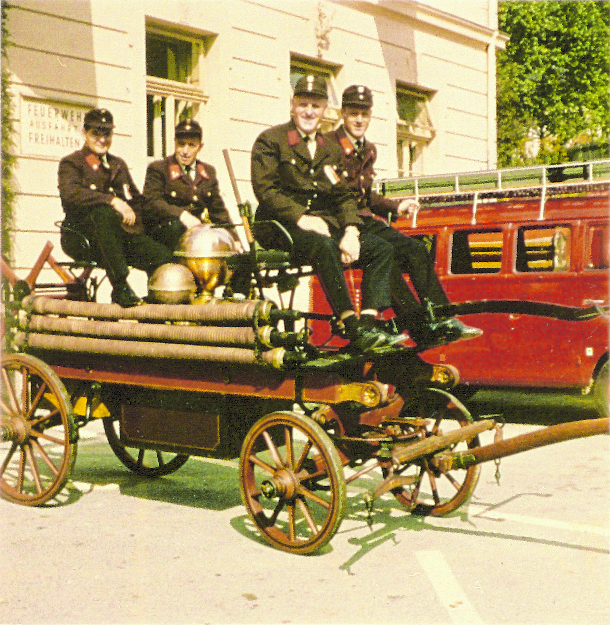 Die erste Mühlauer Spritze von 1875: eine handbetriebene Pumpe mit Saug- und Druckbetrieb auf einer Pferdekutsche (hier bei der 90-Jahr-Feier)