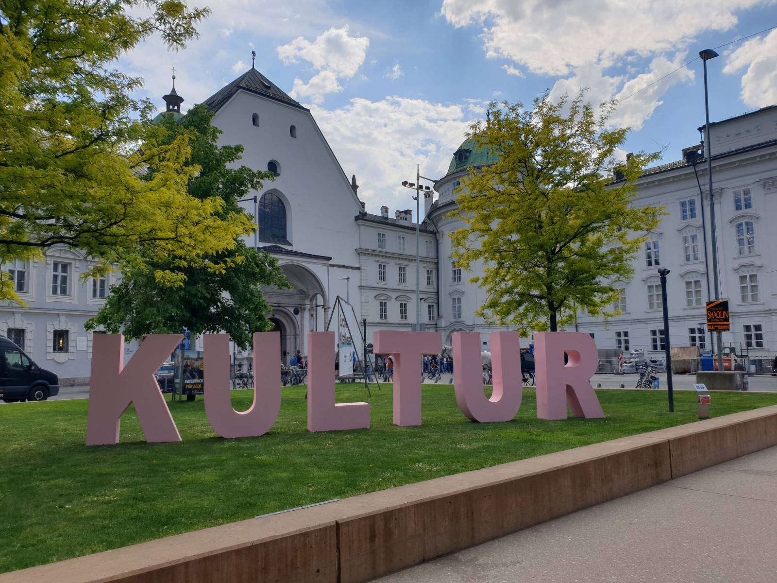 Insgesamt vier Wortdenkmäler mit den Titeln „Forschung“, „Kultur“, „Provokation“ und „Marmelade“ haben Christine und Andreas Pavlic für die „gedenk_potenziale 2024“ geschaffen. Die temporären Kunstwerke sind bis Anfang Juni zu sehen.