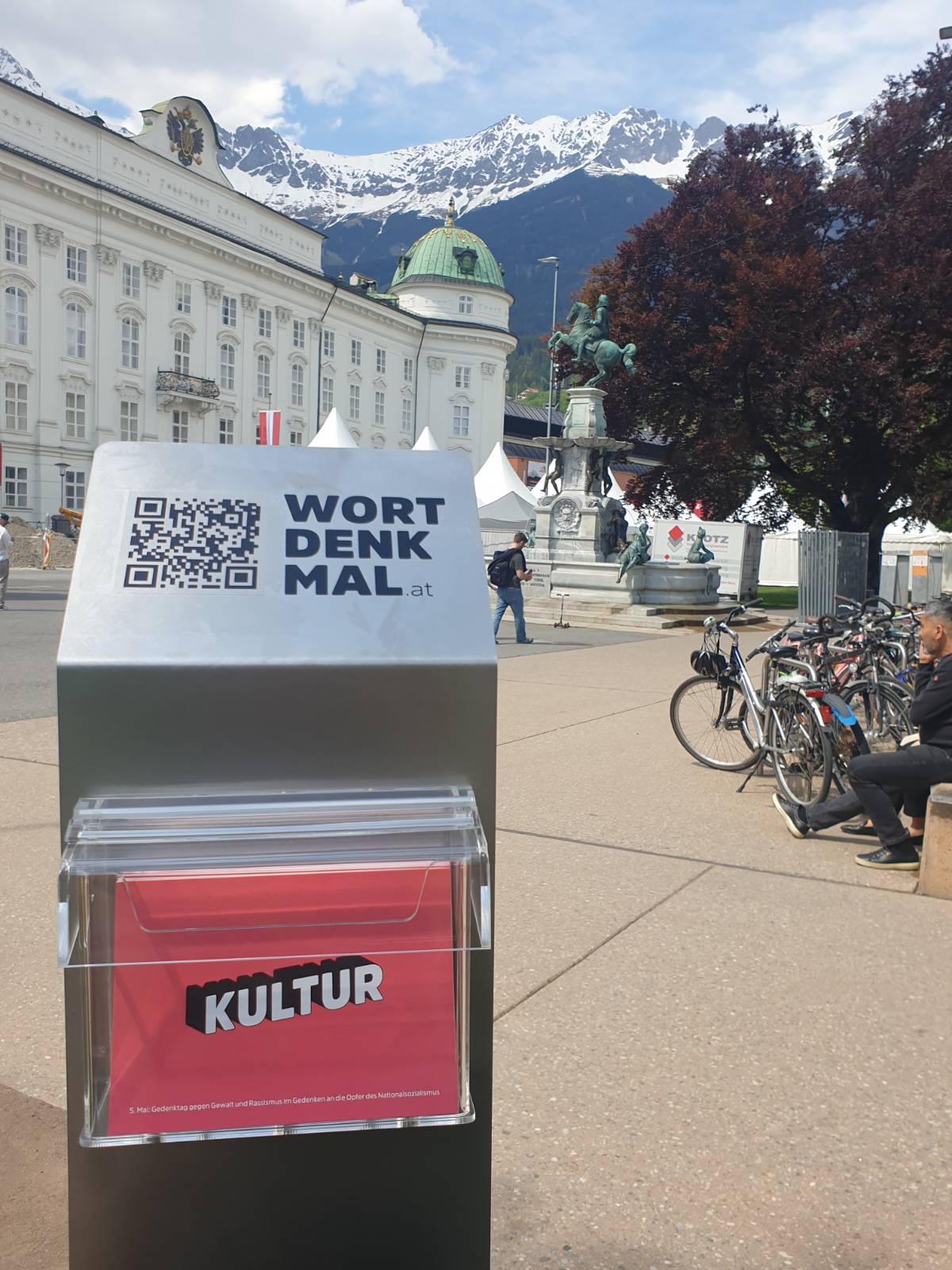 Erklärungen zu den Kunstwerken sind jeweils über einen QR-Code oder auf der Webseite wortdenkmal.at zu erfahren.