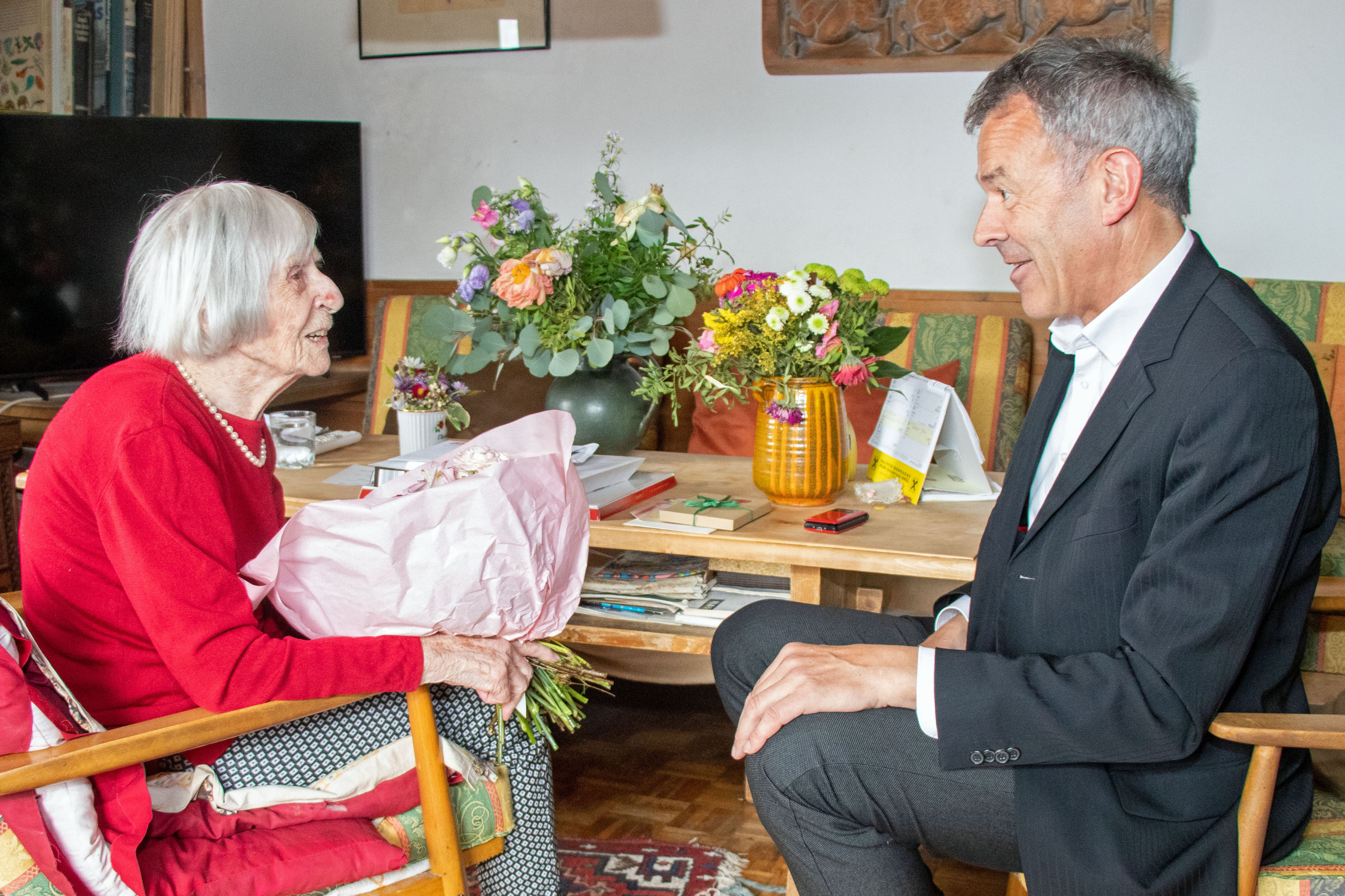 Elisabeth Millonig freut sich mit Bürgermeister Georg Willi über ihren 100. Geburtstag