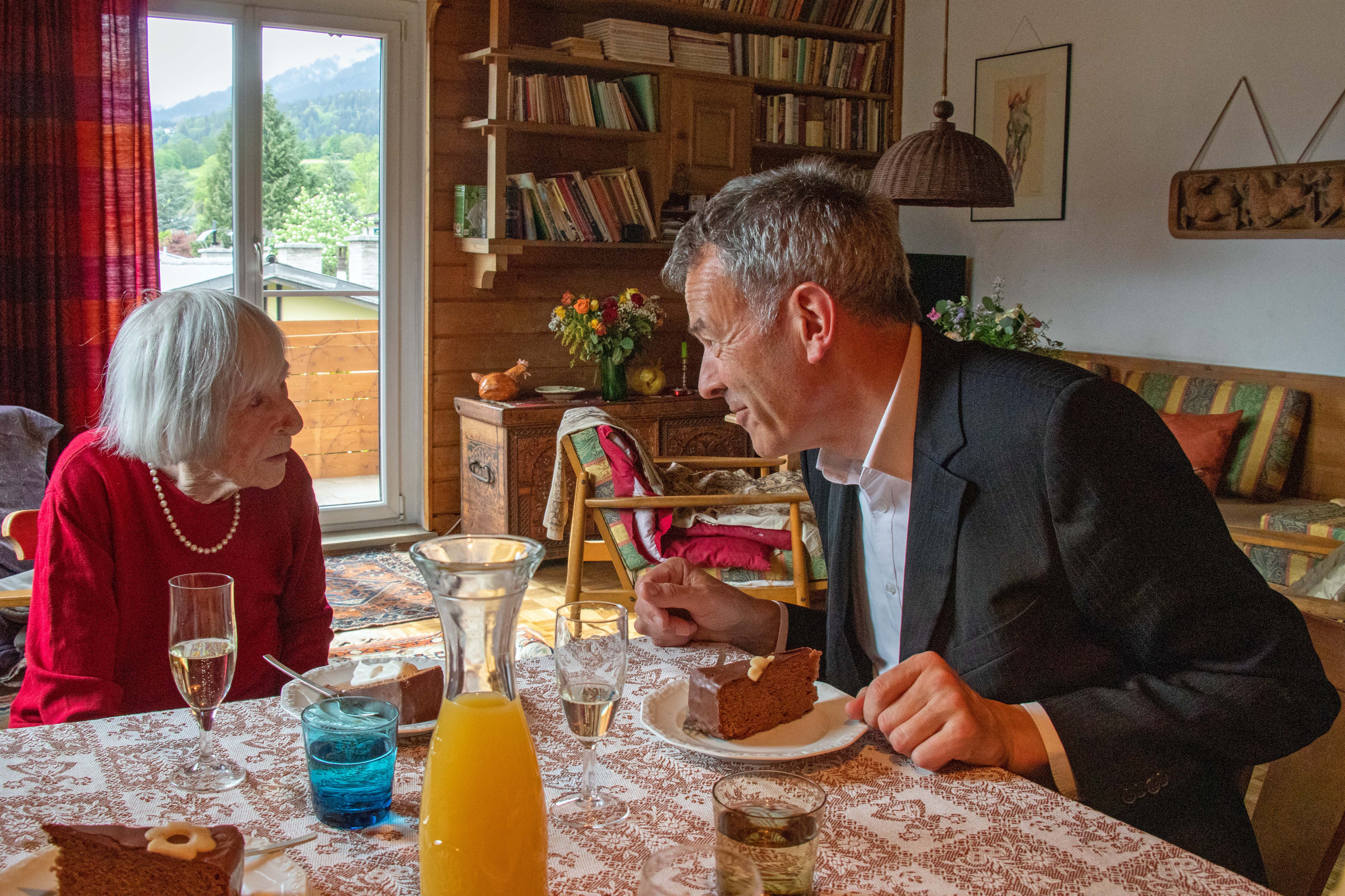 Jubilarin Elisabeth Millonig erzählt Bürgermeister Georg Willi bei Sekt und Kuchen von ihrem Leben.