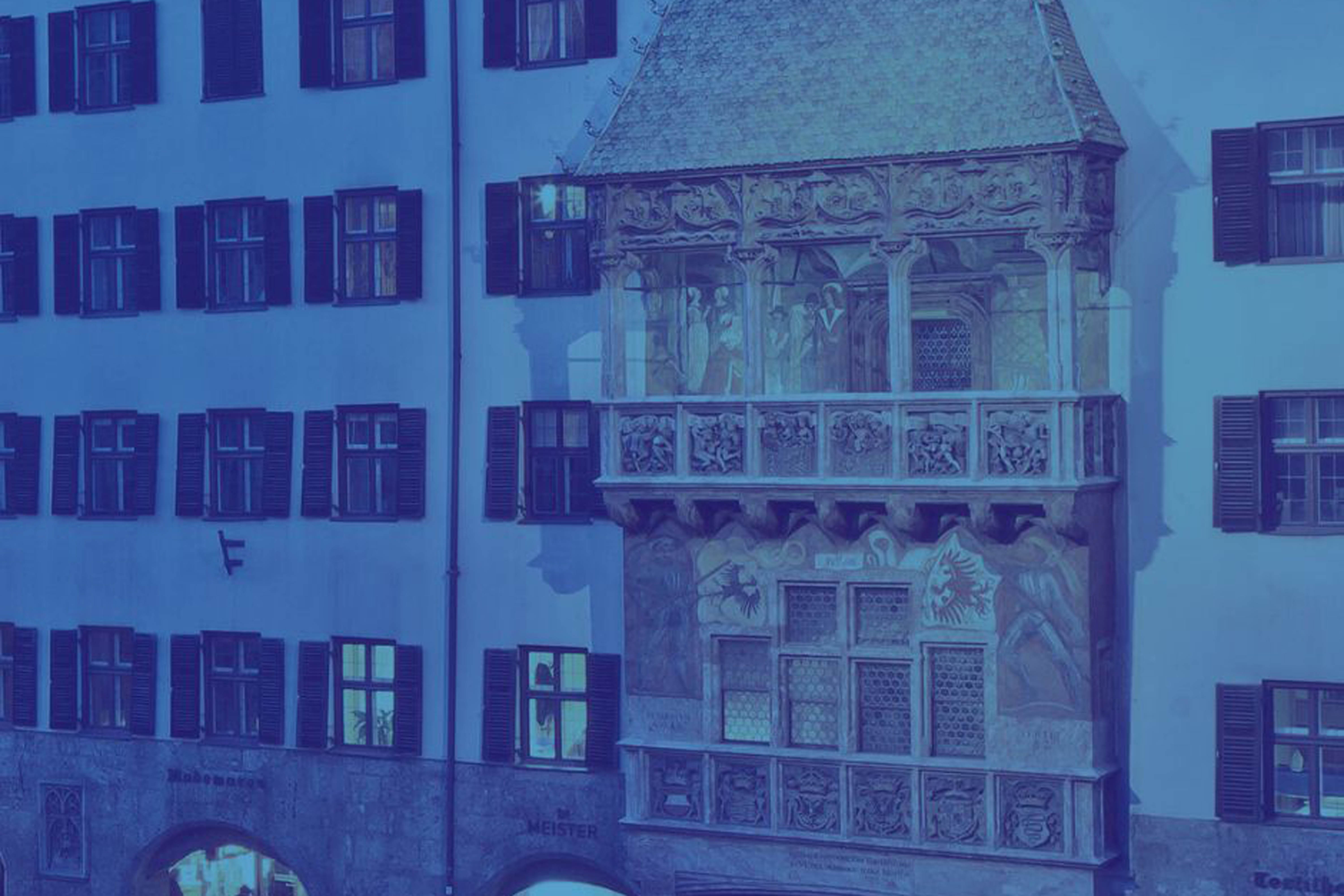 Das Goldene Dachl macht am 12. Mai in blauem Licht auf den weltweiten ME/CFS-Aktionstag aufmerksam.