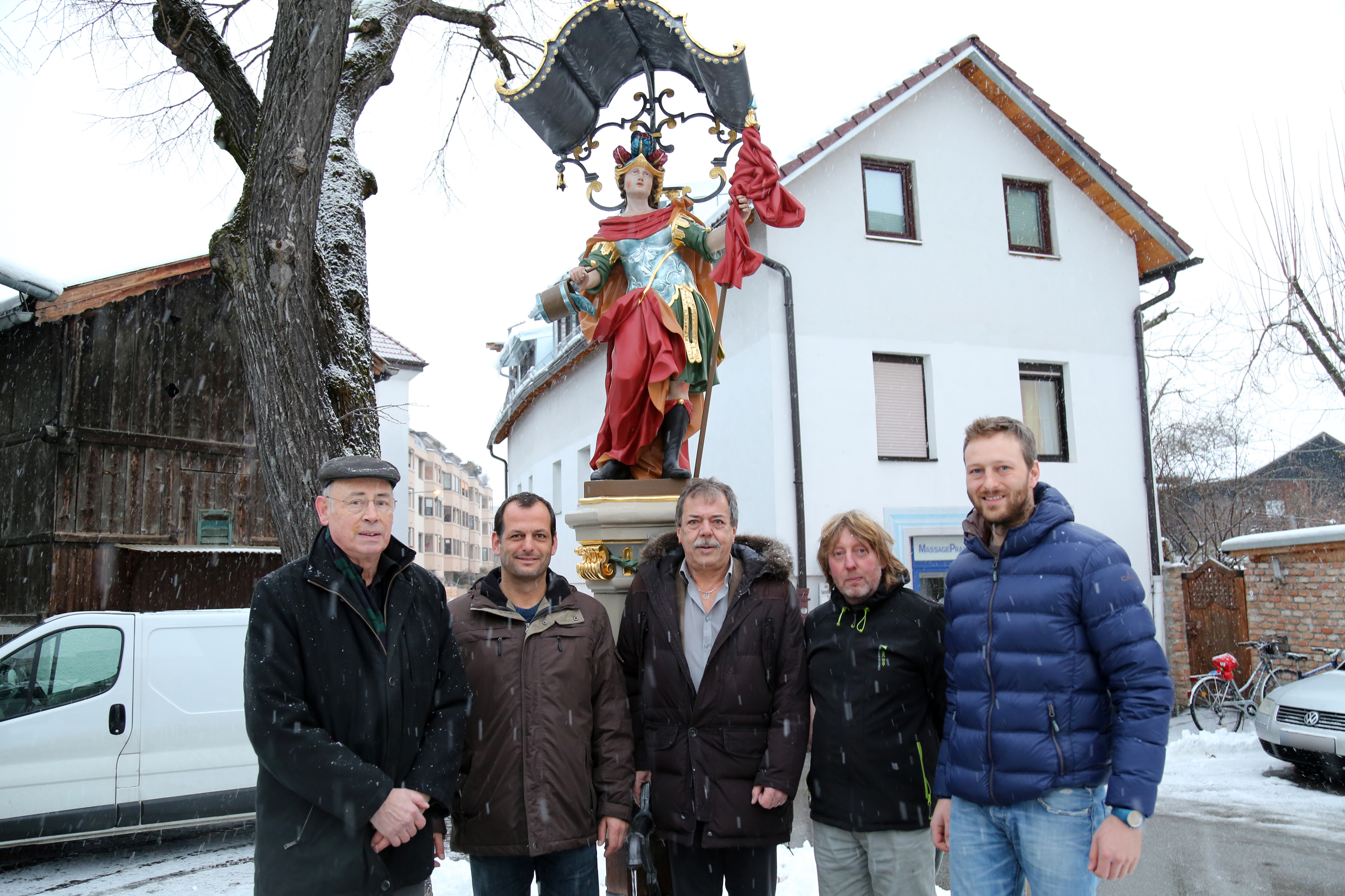 Bei der generalsanierten Figur des Hl.-Florian-Brunnens in Pradl (v.l.): Obmann des Verschönerungsvereins Hermann Hell, Klemens Moser (Amt für Grünanlagen), Stadtrat Gerhard Fritz, Schlossermeister Georg Amort und Restaurator Siegmund Eller aus Schönberg.