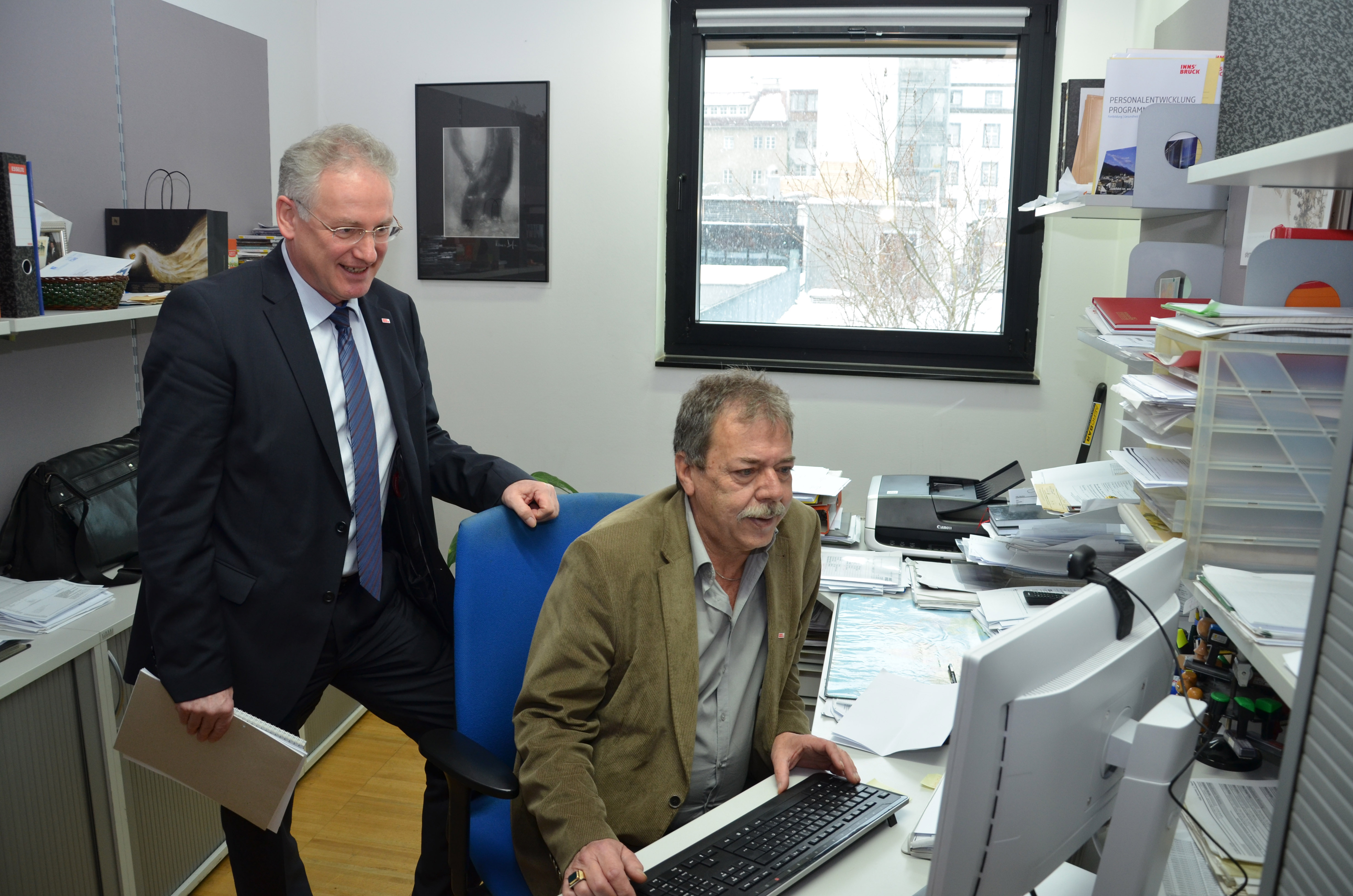 Stadtrat Gerhard Fritz und Magistratsdirektor Bernhard Holas testen das Projekt Videodolmetschen, das derzeit im Testbetrieb im Magistrat läuft.