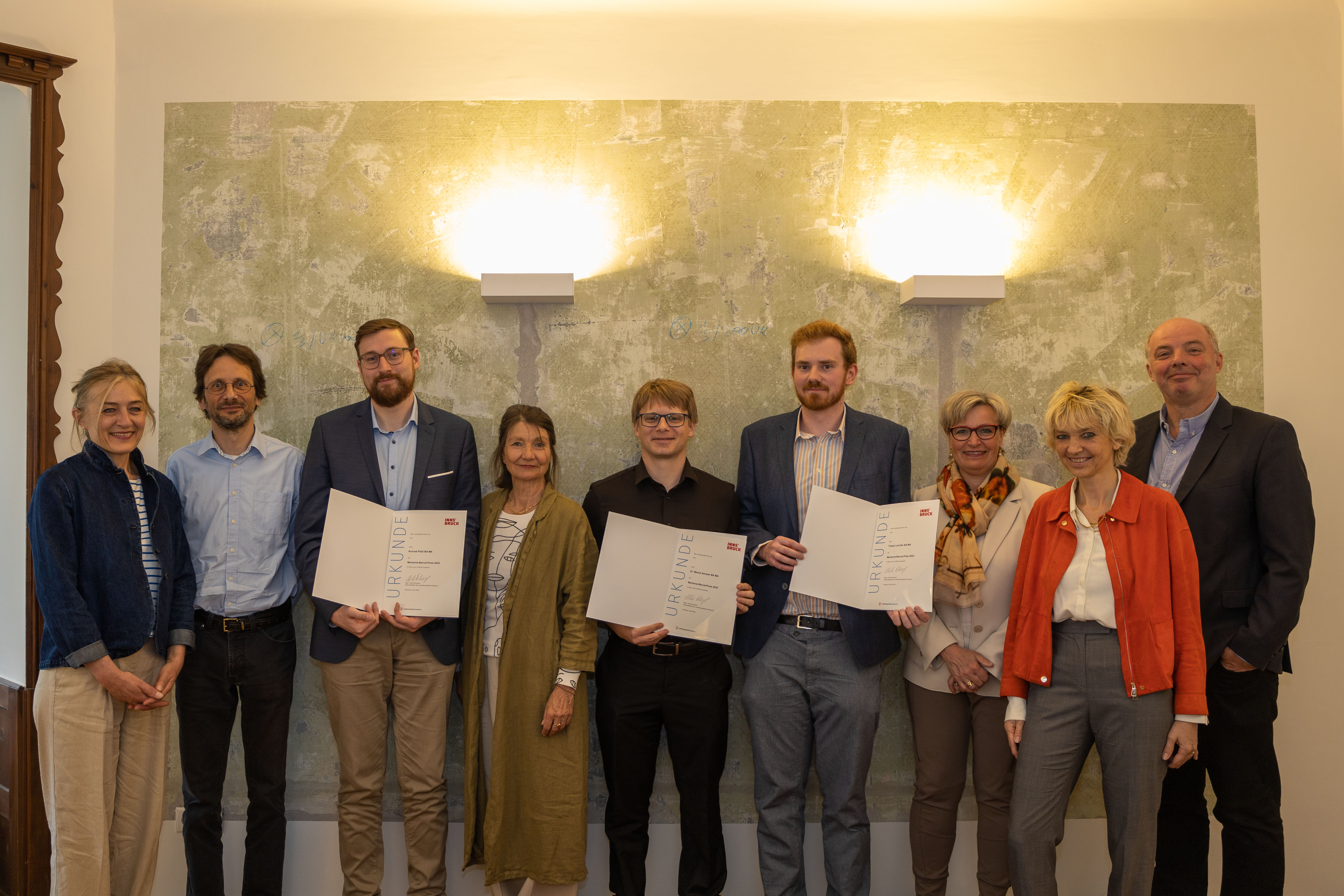 Bei der Verleihung des Marianne-Barcal-Preises im Innsbrucker Stadtarchiv/Stadtmuseum: Jurymitglied Ingrid Böhler (Leiterin Institut für Zeitgeschichte, LFU), Laudator Patrick Kupper (Institut für Geschichtswissenschaften und Europäische Ethnologie, LFU), Preisträger Konrad Pölzl, Stadträtin Uschi Schwarzl, Preisträger Marcel Amoser, Preisträger Tobias Leichter, Birgit Neu (Leiterin MA V), Jurymitglied Julia Hörmann (Institut für Geschichtswissenschaften und Europäische Ethnologie, LFU) und Lukas Morscher (Leiter Stadtarchiv/Stadtmuseum).