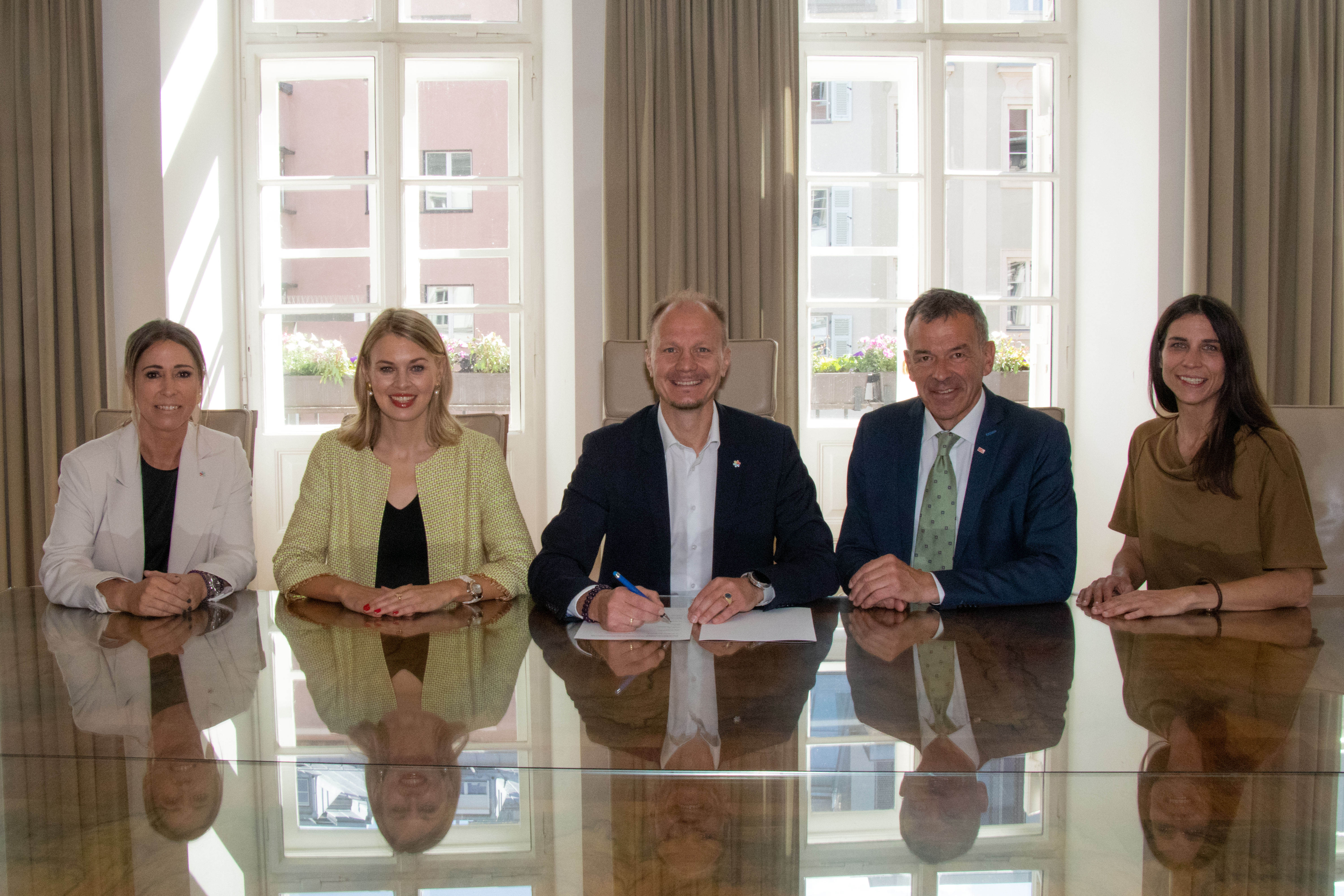 Die neue Stadtregierung unterzeichnete ihr Arbeitsübereinkommen für die kommenden sechs Jahre: Stadträtin Mariella Lutz, Vizebürgermeisterin Elisabeth Mayr, Bürgermeister Johannes Anzengruber, Vizebürgermeister Georg Willi und Stadträtin Janine Bex (alle designiert, v.l.)