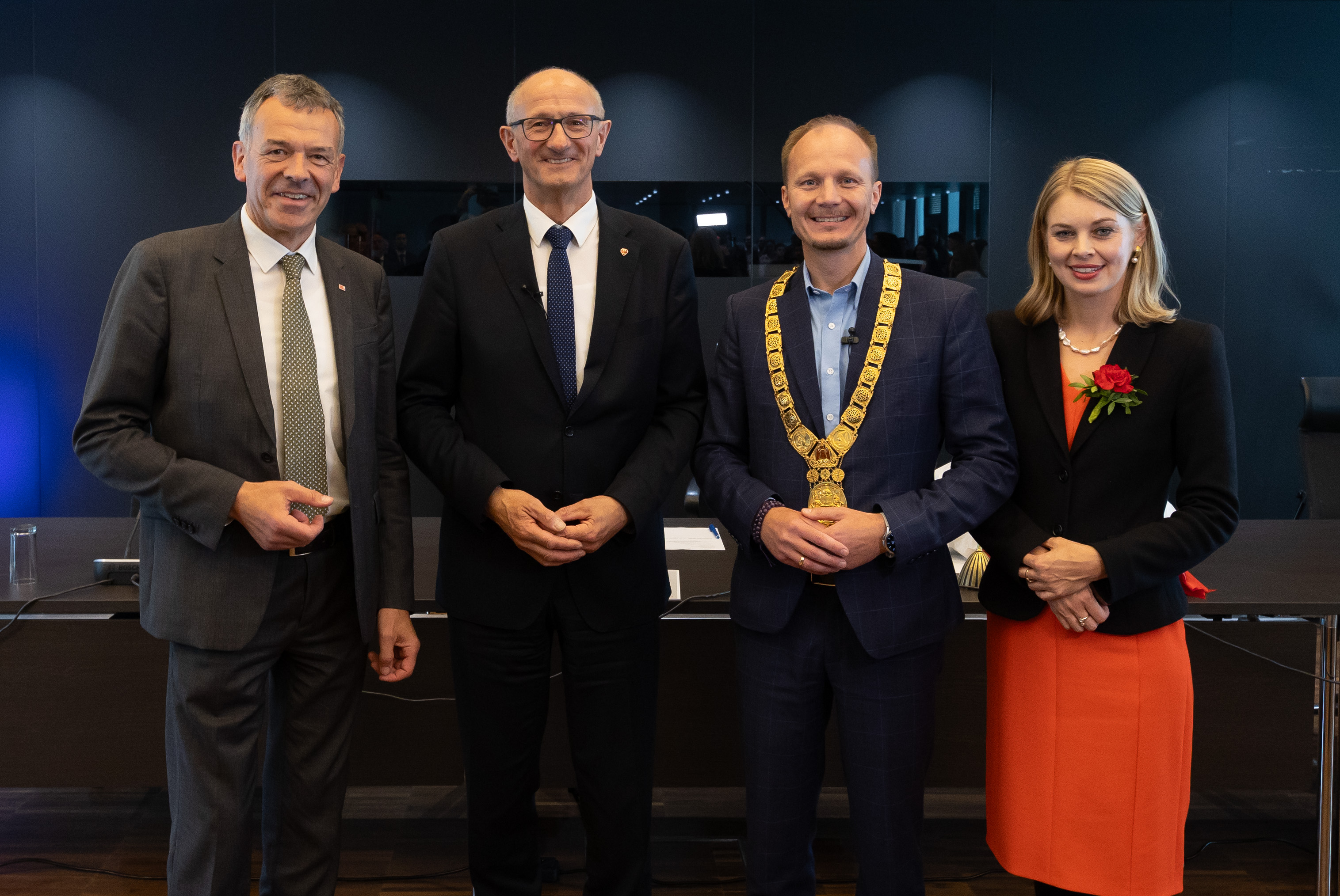 Wurden von Landeshauptmann Anton Mattle (2.v.l.) angelobt: Bürgermeister Johannes Anzengruber (2. v.r.), der erste Vizebürgermeister Georg Willi (1.v.l.) und die zweite Vizebürgermeisterin Elisabeth Mayr (1.v.r.).