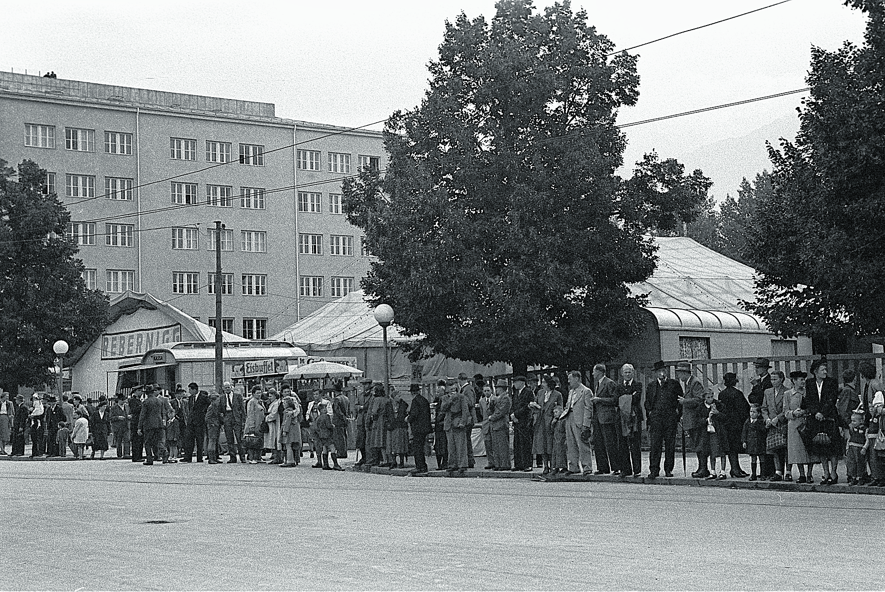 Die sog. Zelgergründe zwischen Triumphpforte und IKB-Hochhaus waren noch viele Jahre beliebter Standort von Zirkussen. Hier um 1938.