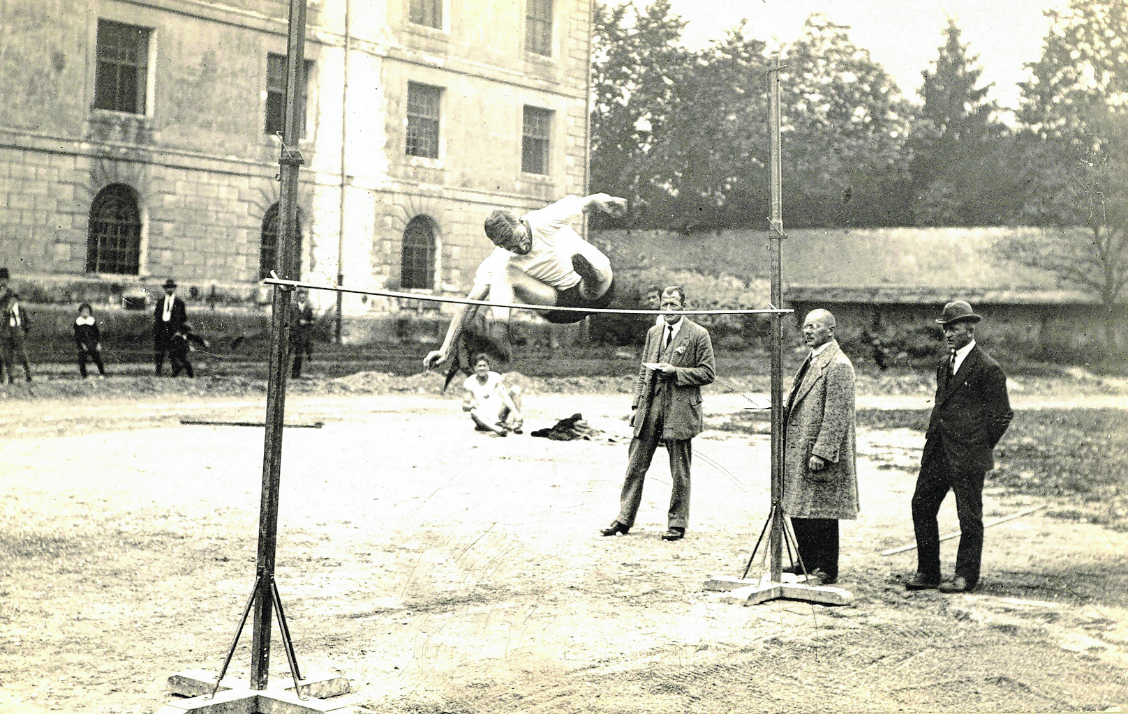 Ein Hochsprungwettkampf 1921 im Hof der Klosterkaserne. Später wurde sie in Fennerkaserne umbenannt, heute befinden sich dort die SOWI-Anlagen.