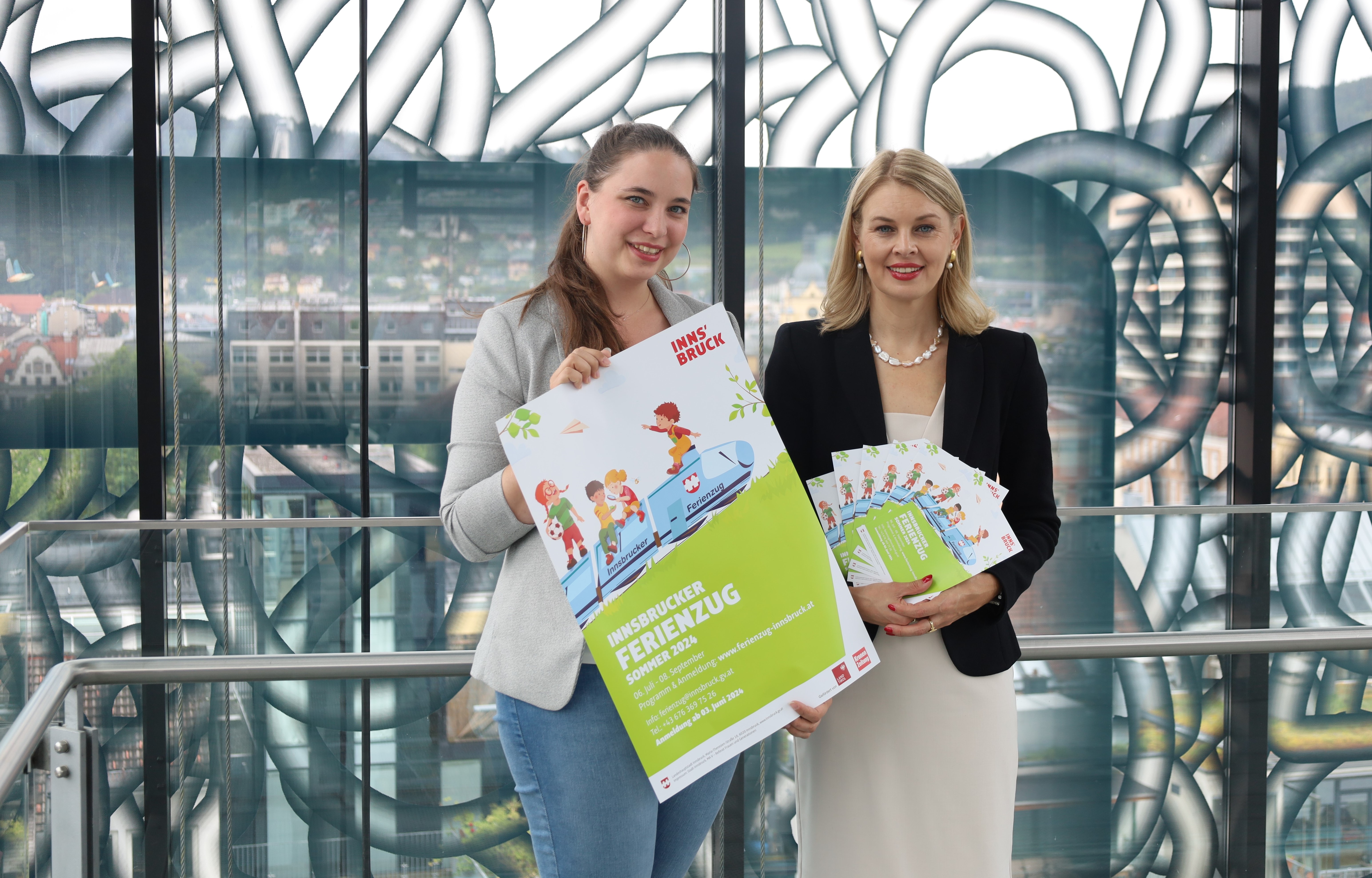 Das Programm des Innsbrucker Ferienzuges nimmt Kinder mit auf eine spannende Reise zu über 400 Stationen von Kunst über Sport bis hin zu Naturerlebnissen. Im Bild: Vizebürgermeisterin Elisabeth Mayr und Eva Pichler (Referat Frauen und Generationen, li.).