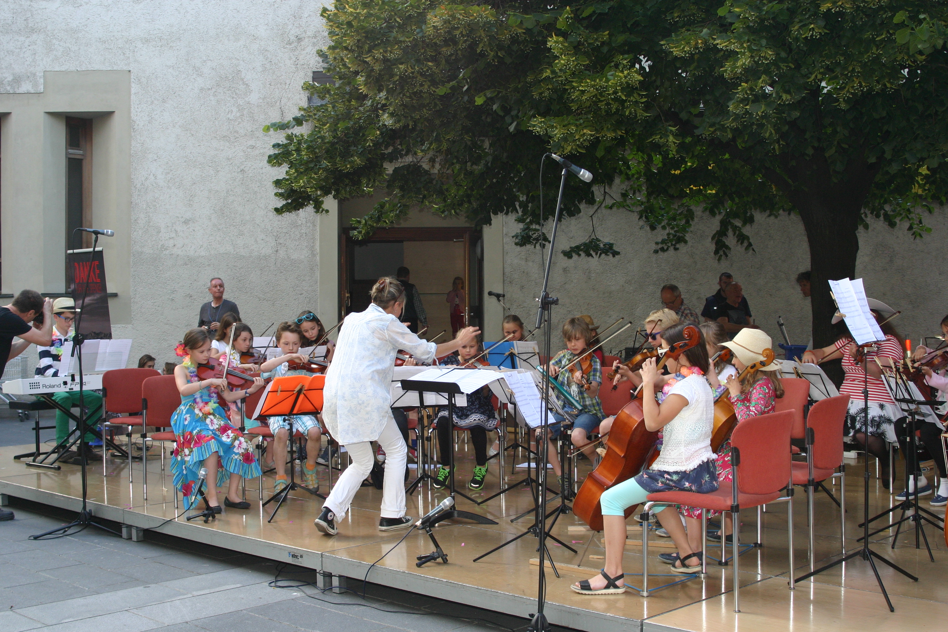 An zwei Stationen in der Innenstadt – im Innenhof des Stage12-Hotels und in der Ursulinenpassage – finden am 20. Juni das Hofkonzert und das Moonlightkonzert statt.