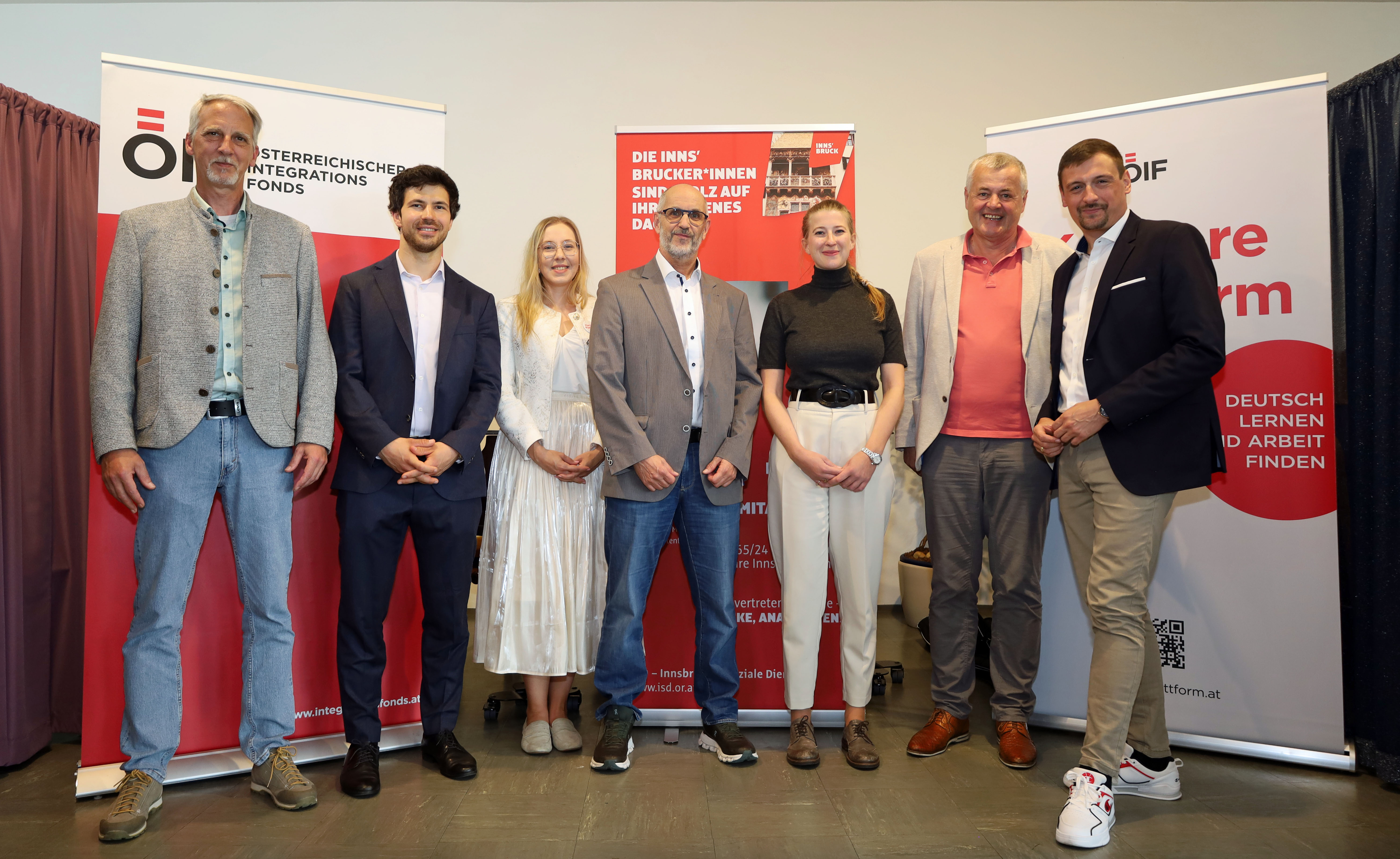 (v.l.n.r.) Alexander Zainzinger (Heimleitung Wohnheim Pradl), Timo Bovelino (Bereichsleitung Integrationszentren ÖIF), Tamara Hildner (Leitung Team Berufschancen ÖIF), Prokurist Bernd Gastl (Leitung Personalabteilung ISD), Johanna Sebesse (Leitung Integrationszentrum Tirol ÖIF), ISD-Geschäftsführer Hubert Innerebner und Pflegekoordinator Michael Urschitz (Stadt Innsbruck) freuen sich über die gelungene Veranstaltung.