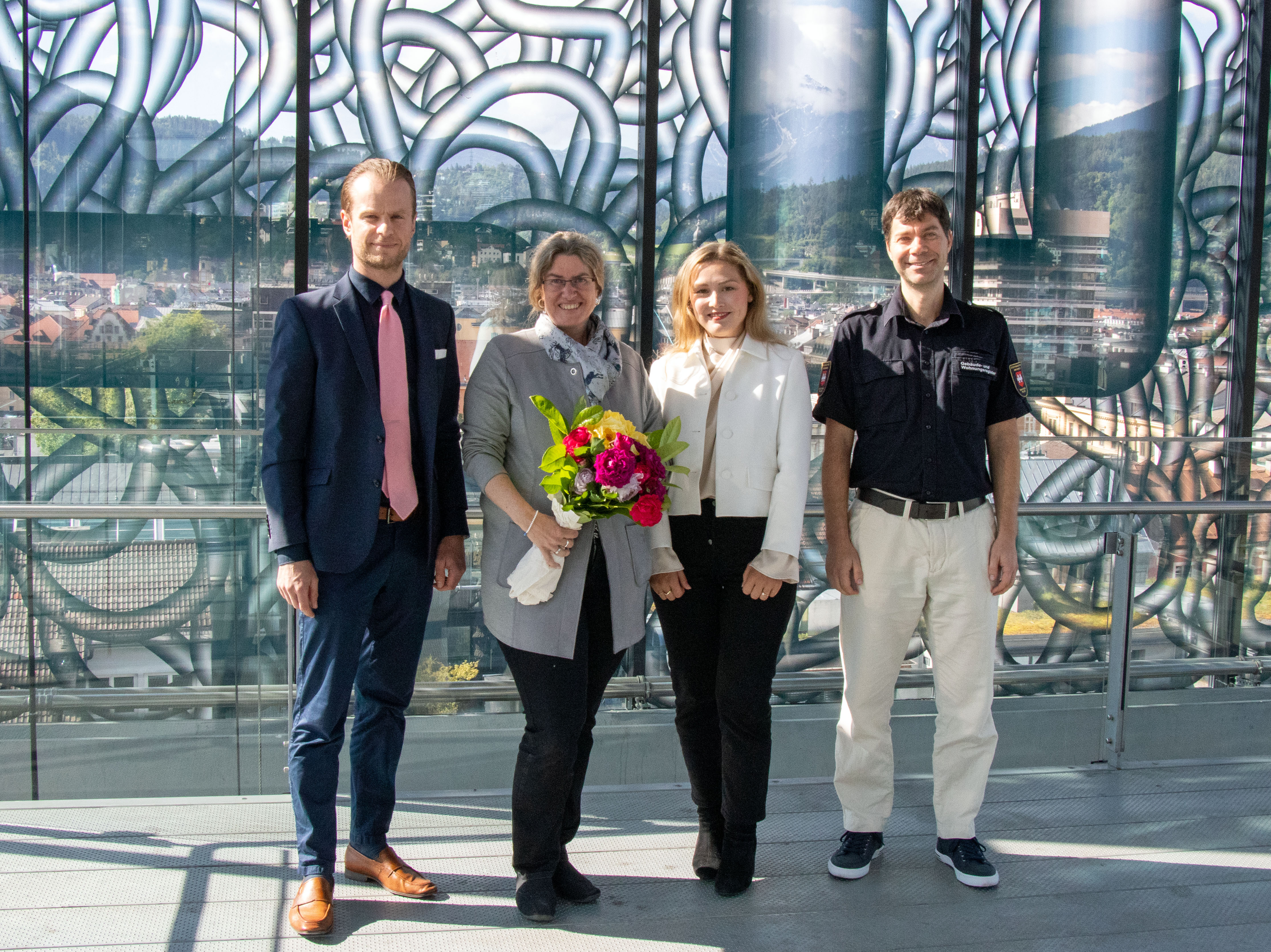 Eine Delegation aus Seefeld mit Bürgermeisterin Andrea Neuner (2.v.r.) und Carmen Volgger (2.v.l., Gemeinde Seefeld) stattete der Stadt Innsbruck für einen Austausch mit Amtsvorstand Mathias Behmann (Statistik) und Referent Manfred Hirsch (Gebäude- und Wohnungsregister) einen Besuch aus. Die Gemeinde Seefeld interessierte sich für die vielen Arbeiten des Gebäude- und Wohnungsregisters und der Statistik in Innsbruck, unter anderem auch hinsichtlich der Kontrolle der Kurzzeitvermietung und des Leerstandsmonitorings. Der Dialog belegt den notwendigen Wissensaustausches in diesen Bereichen zwischen den einzelnen Kommunen.