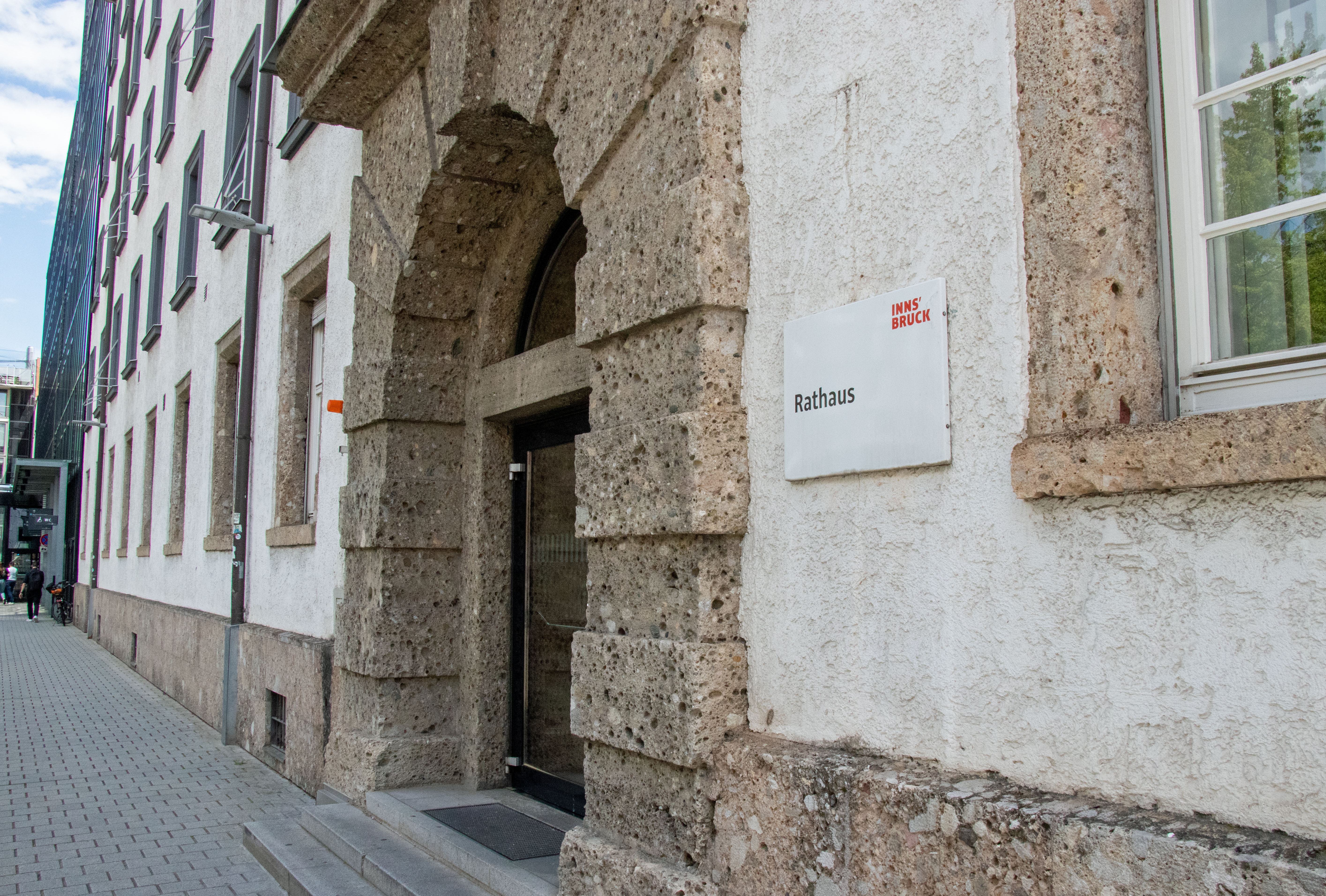 Der Eingang zum städtischen Gesundheitsamt am Adolf-Pichler-Platz.