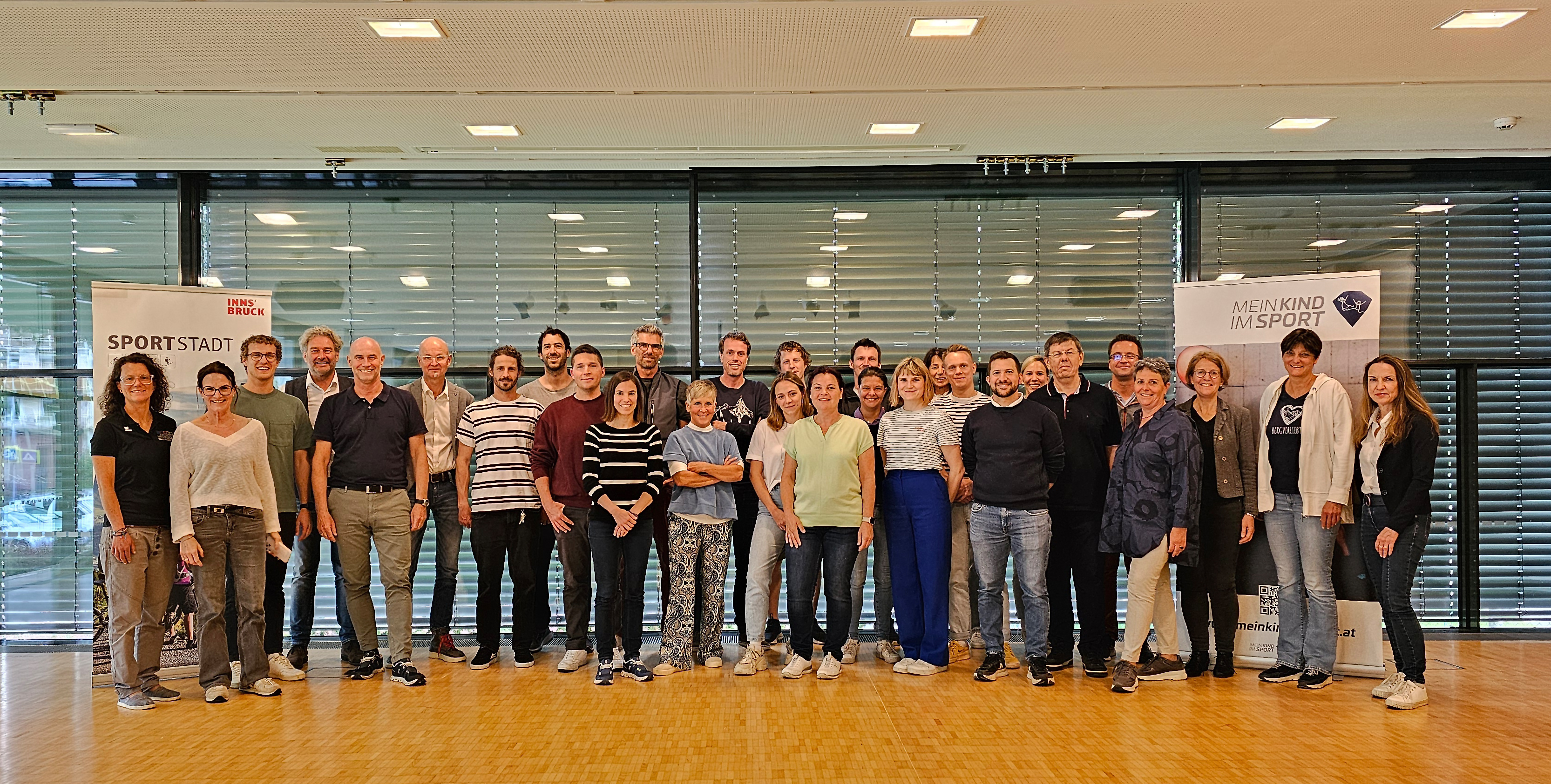 Der Sportentwicklungsplan (SEP) bietet der Politik eine fundierte Entscheidungsgrundlage für notwendige Investitionen oder Anpassungen zur nachhaltigen Weiterentwicklung des Sport- und Bewegungsangebots in Innsbruck. Ein bedeutendes Handlungsfeld betrifft den Schulsport und die Sportschwerpunktschulen. Kürzlich fand im Festsaal der Volksschule Reichenau das erste Vernetzungstreffen der neu eingesetzten „SportkoordinatorInnen“ der Innsbrucker Volks- und Mittelschulen statt. Ziel dieser Maßnahme ist der Aufbau und die Pflege eines direkten Kontaktnetzwerks zu sportaffinen Lehrpersonen an jeder städtischen Pflichtschule, um einen optimierten Informationsaustausch sicherzustellen. Ein weiteres Vorhaben ist die Schaffung eines niederschwelligen Zugangs zu Fördermitteln für Schulsportprojekte und -angebote.