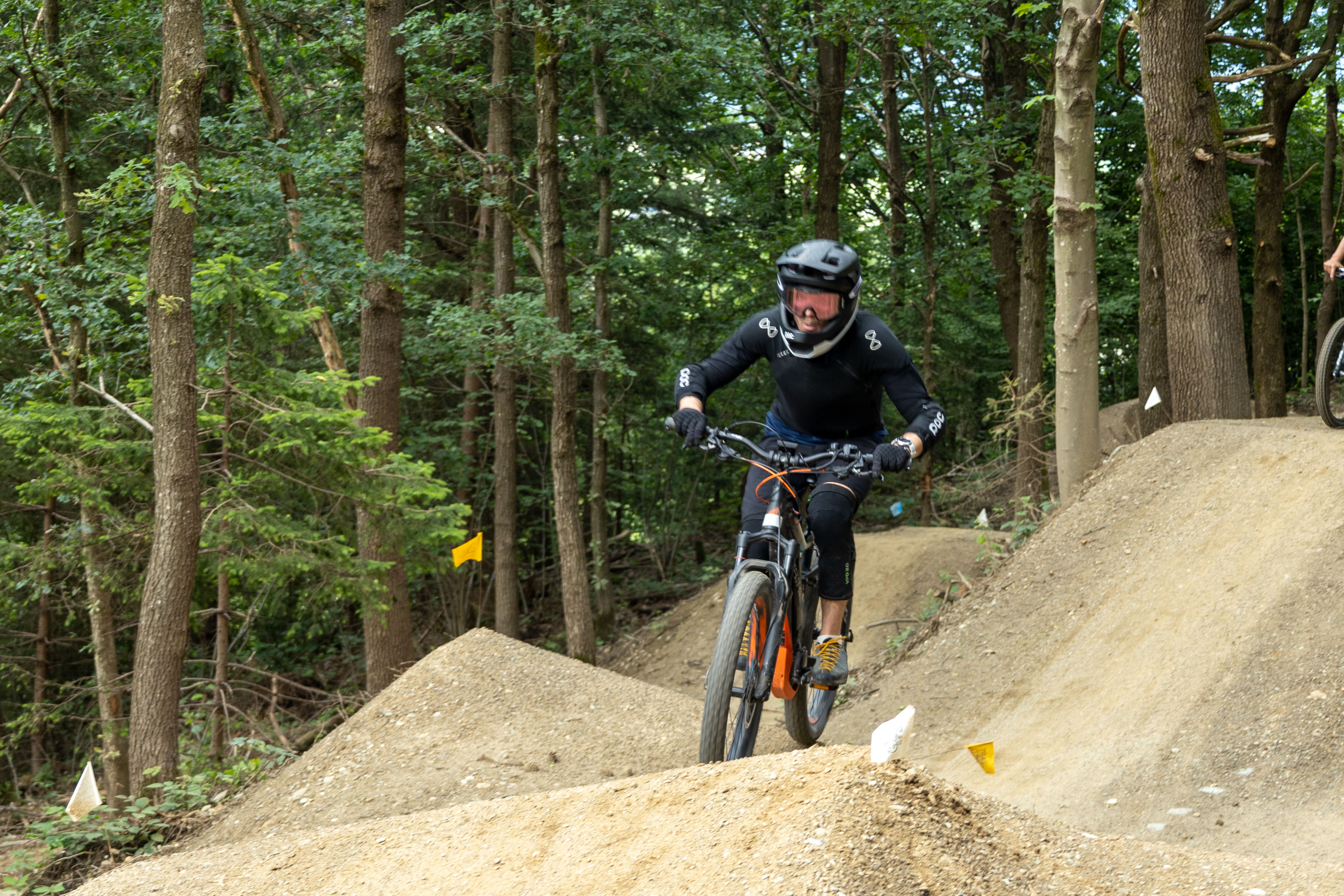 Bürgermeister Johannes Anzengruber probierte selbst vor Ort gleich die neuen Trails aus.