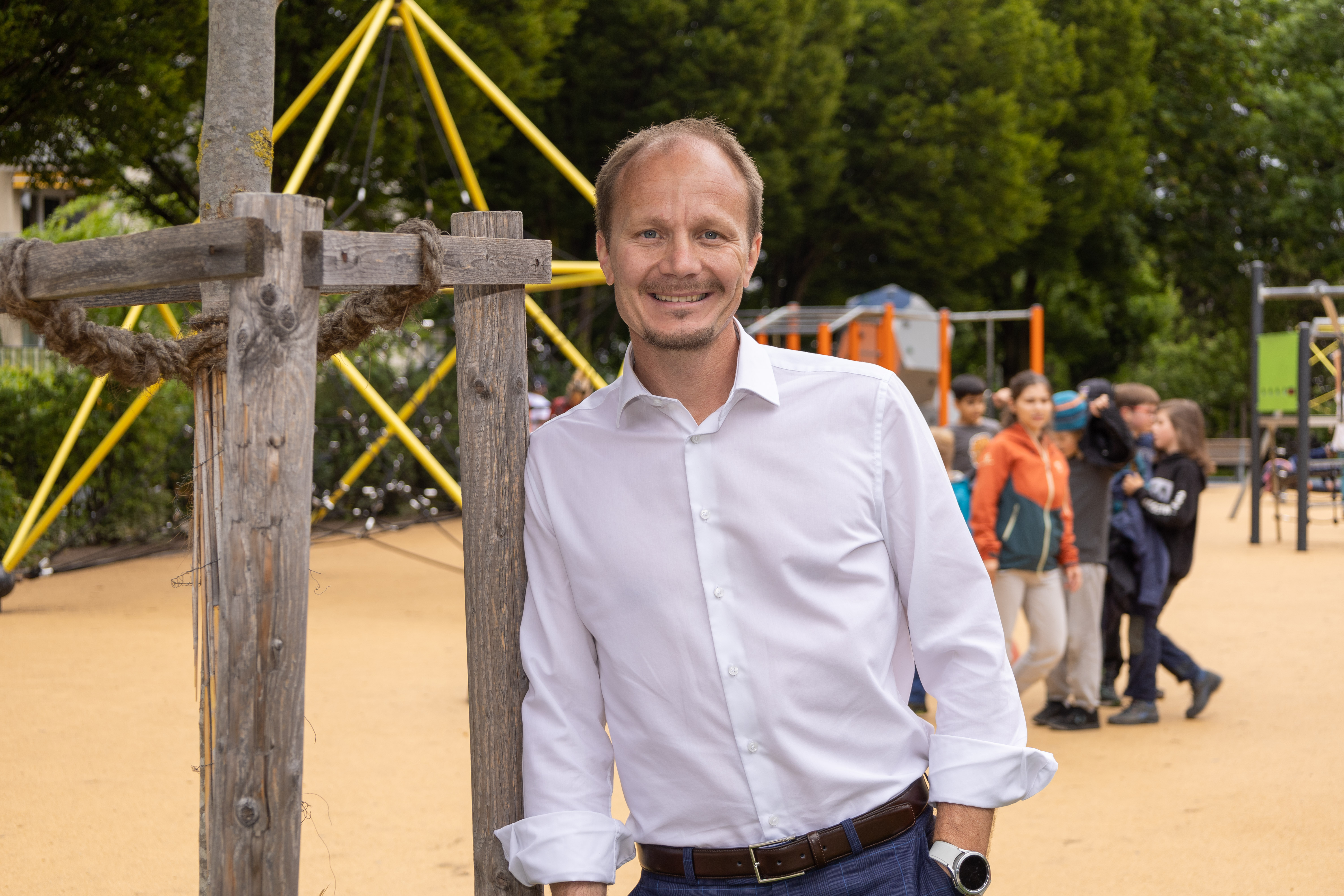 Die Lebensqualität zu erhalten und auszubauen –
dafür steht Bürgermeister Johannes Anzengruber.
Im Stadtpark Rapoldi im direkten Austausch fühlt
er sich wohl und nimmt die Wünsche und Anliegen der Menschen gerne auf.
