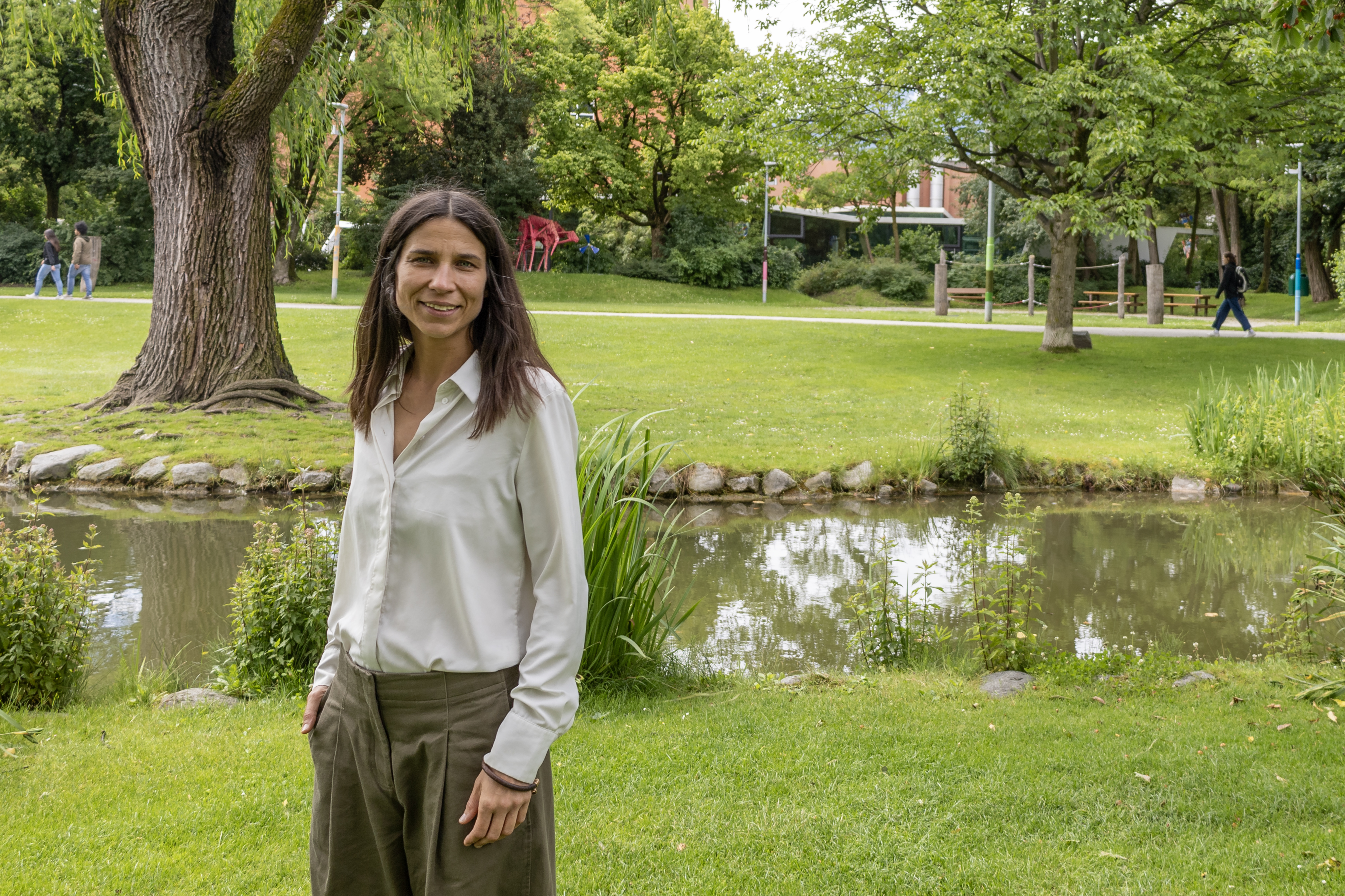 Nachhaltige Stadtentwicklung, Klima, Energie und Mobilität sind Themen, für die Stadträtin Janine Bex brennt. Das „bilding“ im Rapoldipark steht für sie sinnbildlich dafür. Im Innsbrucker Stadtpark ist sie auch gemeinsam mit ihren Kindern oft anzutreffen.