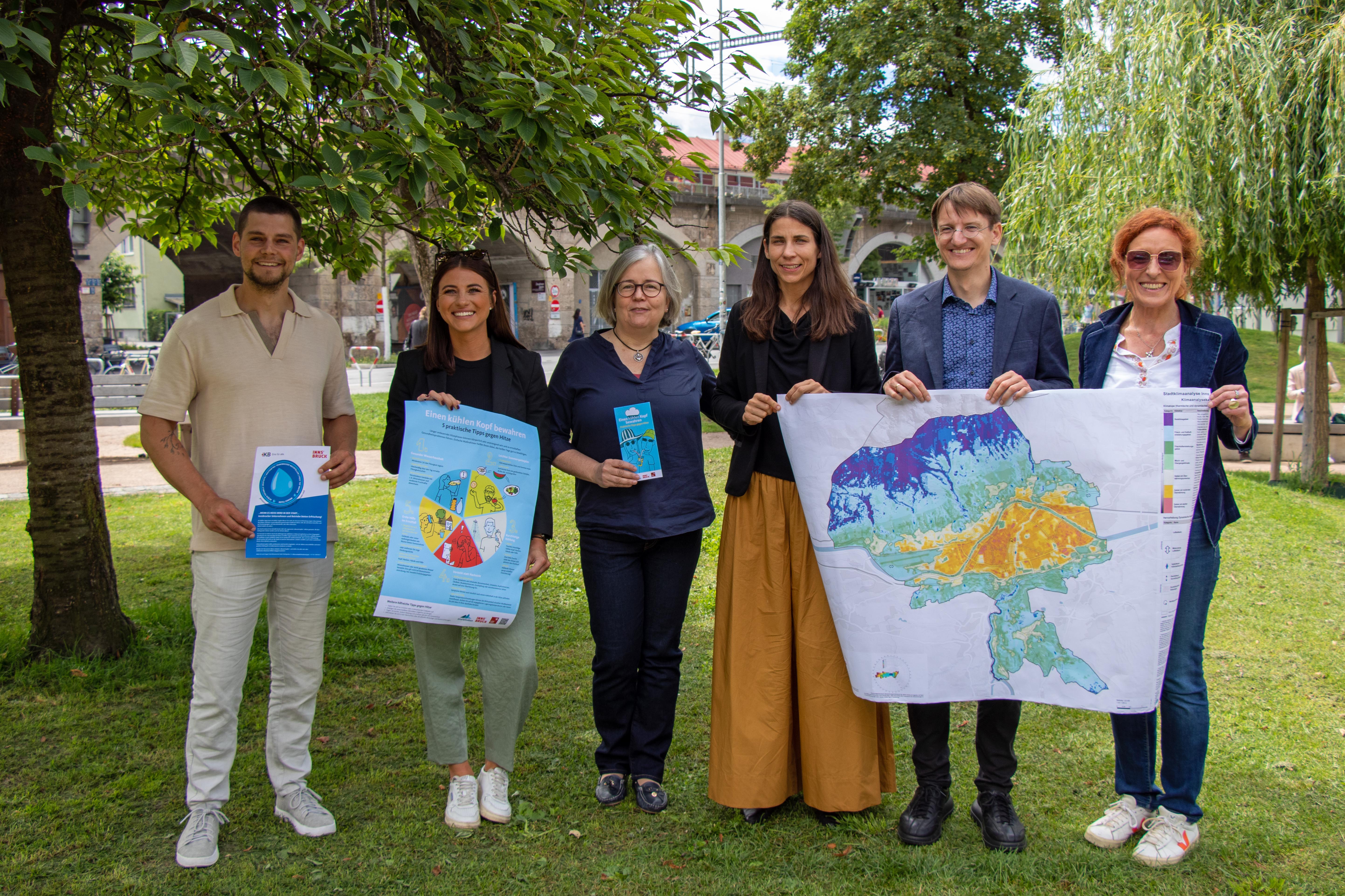 (v.l.): Yannick Pütz (Amt Klimaneutrale Stadt), Juliane Humer (tirol kliniken), Sabine Scholl-Bürgi (tirol kliniken), Stadträtin Janine Bex, Amtsvorstand Michael Deflorian (Amt Klimaneutrale Stadt) und Christine Schermer (Amt Klimaneutrale Stadt) stellen den gemeinsamen Aktionsplan gegen die Auswirkungen der Hitze vor