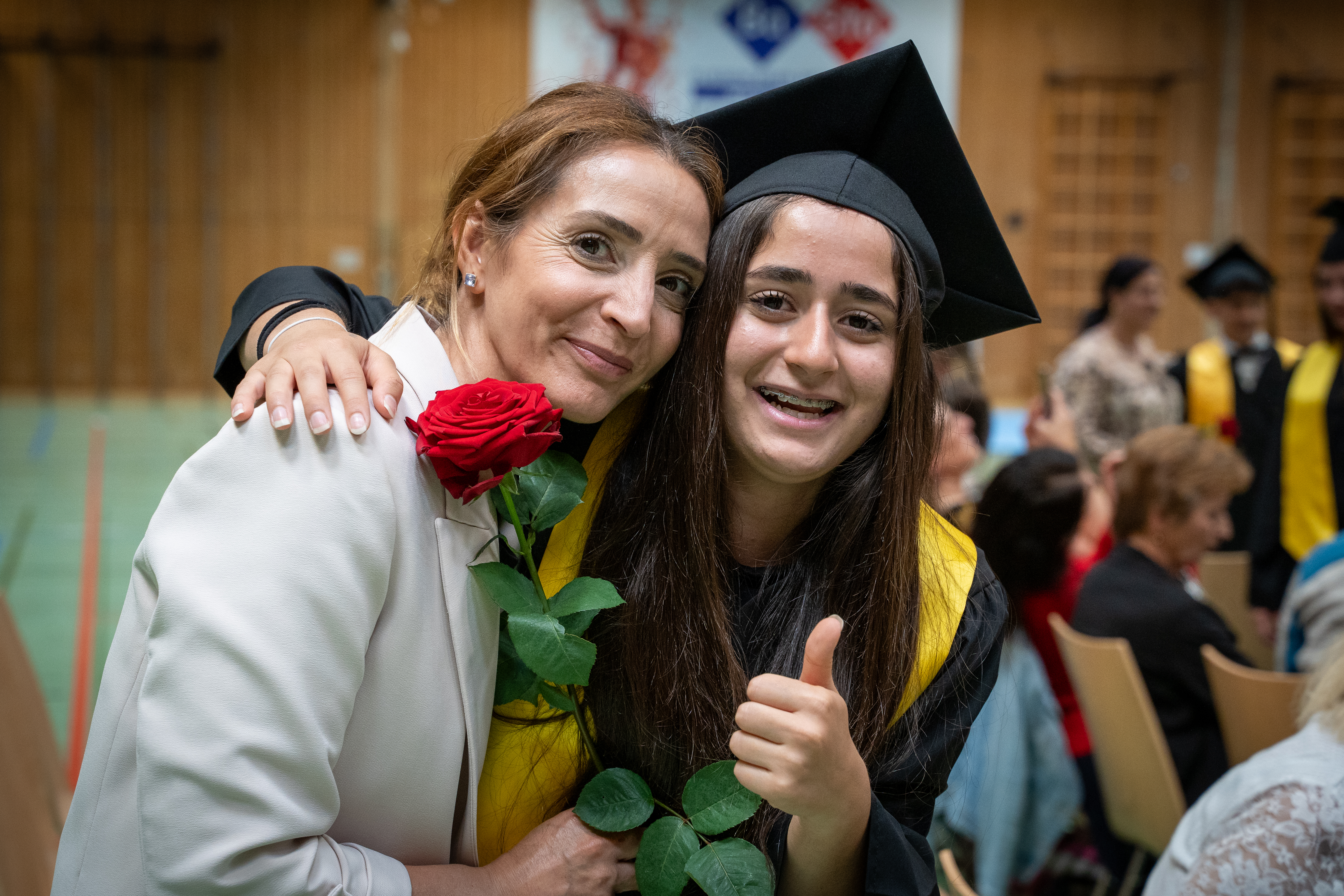 Havin Gündüz mit ihrer Mutter bei der emotionalen und freudigen Überreichung der Rose als Zeichen der Dankbarkeit.