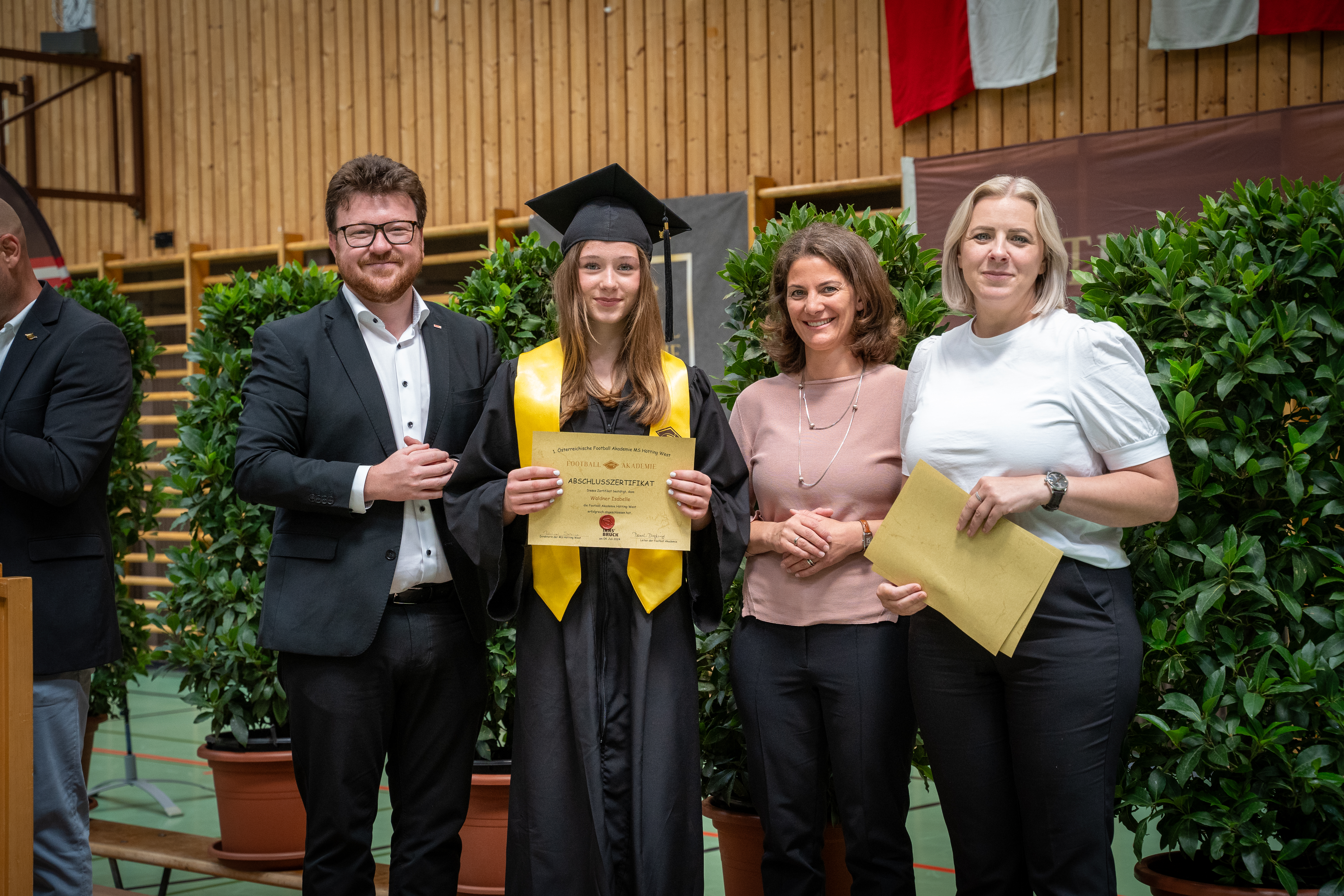 Klubobmann Gemeinderat Benjamin Plach, Bildungsausschussvorsitzende Karoline Obitzhofer und Sportausschussvorsitzende Nicole Heinlein überreichen Absolventin Isabelle Waldner das Abschlusszertifikat (v. l.).