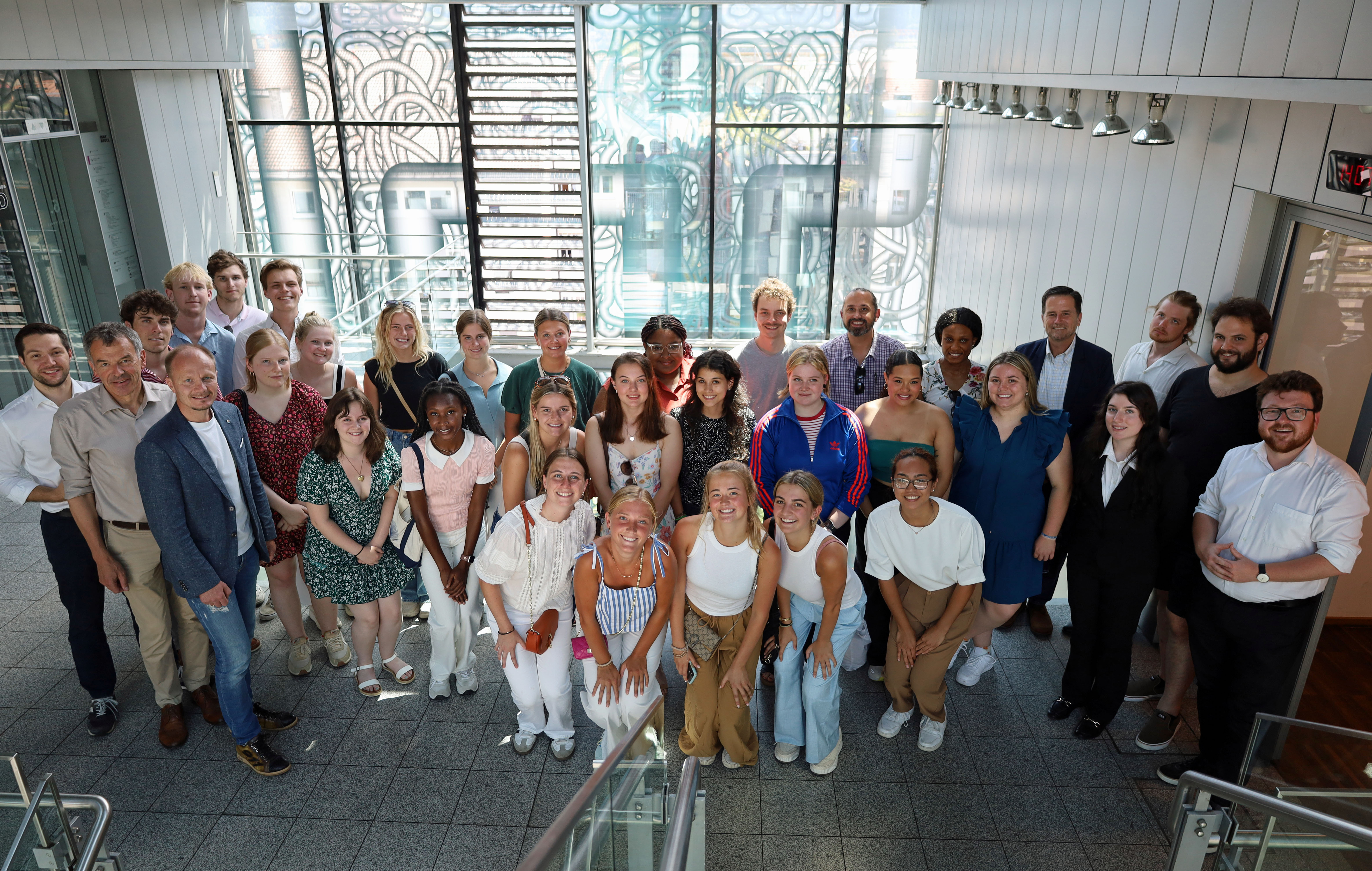 Bürgermeister Johannes Anzengruber (1.R., 3.v.l.), Vizebürgermeister Georg Willi (1 R., 2.v.l.) und weitere Mitglieder des Innsbrucker Gemeinderats mit Studierenden aus New Orleans im Rathaus.