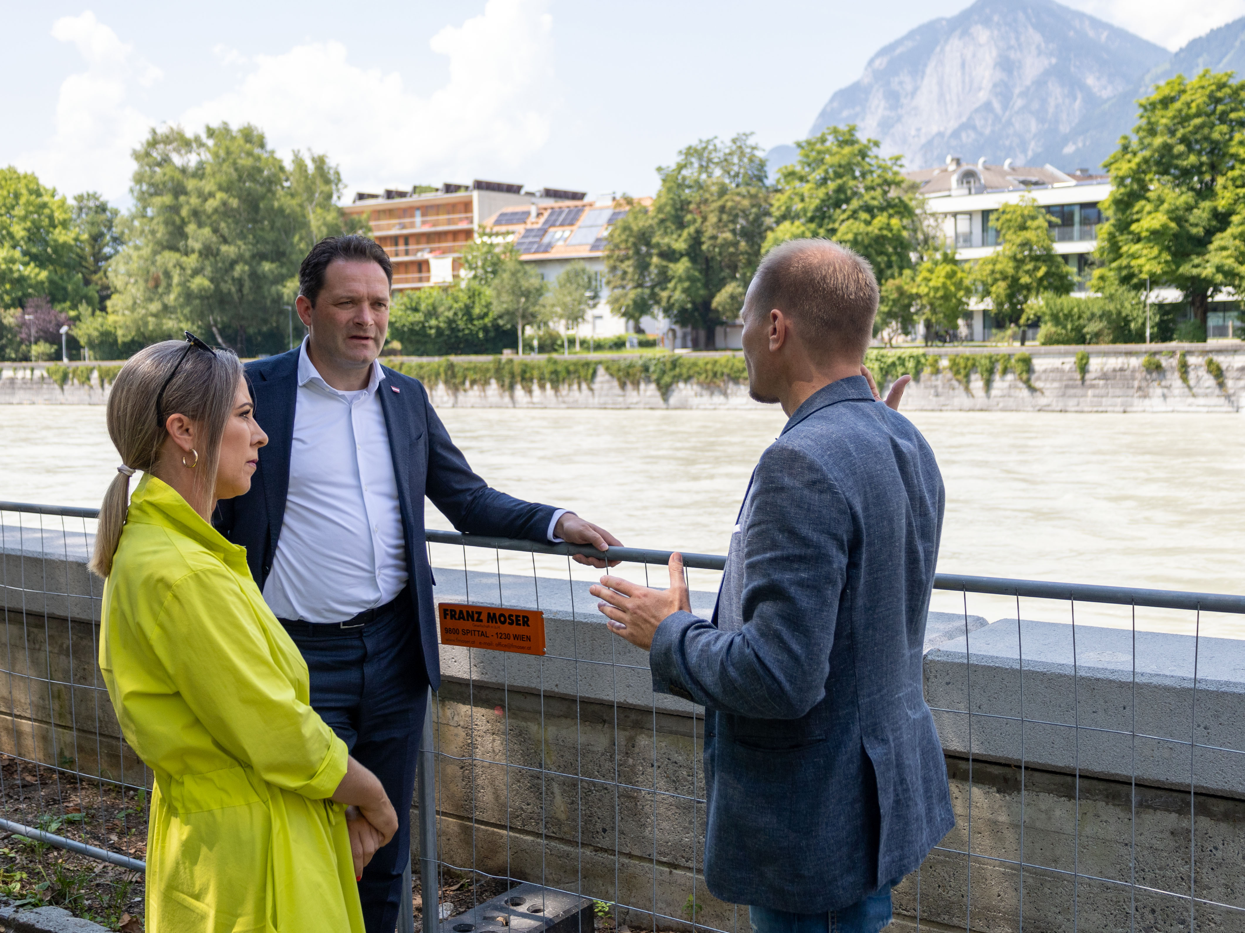 Bundesminister Norbert Totschnig (m.) im Gespräch mit Bürgermeister Johannes Anzengruber (r.) und Stadträtin Mariella Lutz (l.) vor Ort.
