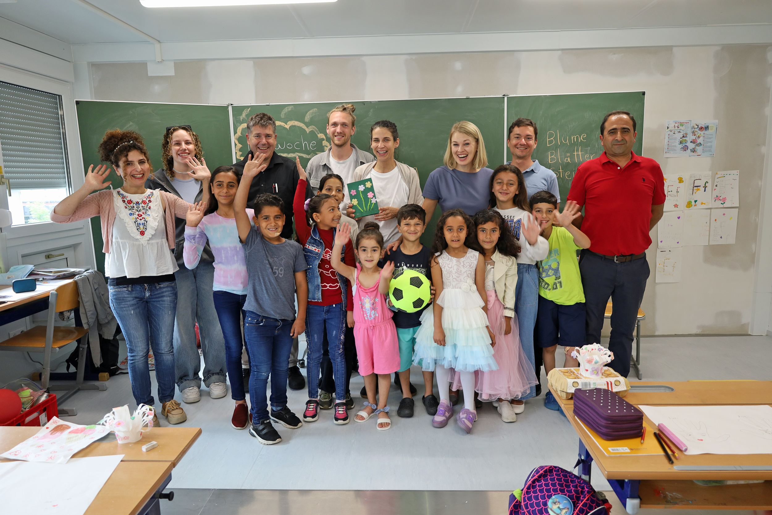 Vizebürgermeisterin Elisabeth Mayr (3.v.r., hinten), Stadträtin Janine Bex (4.v.r., hinten), Florian Stolz (TSD, 2.v.r., hinten), Klaus Vogler (Bildungsdirektion Tirol, 3.v.l., hinten) und weitere Vertreter der TSD statteten einer Klasse der Sommerschule einen Besuch ab.