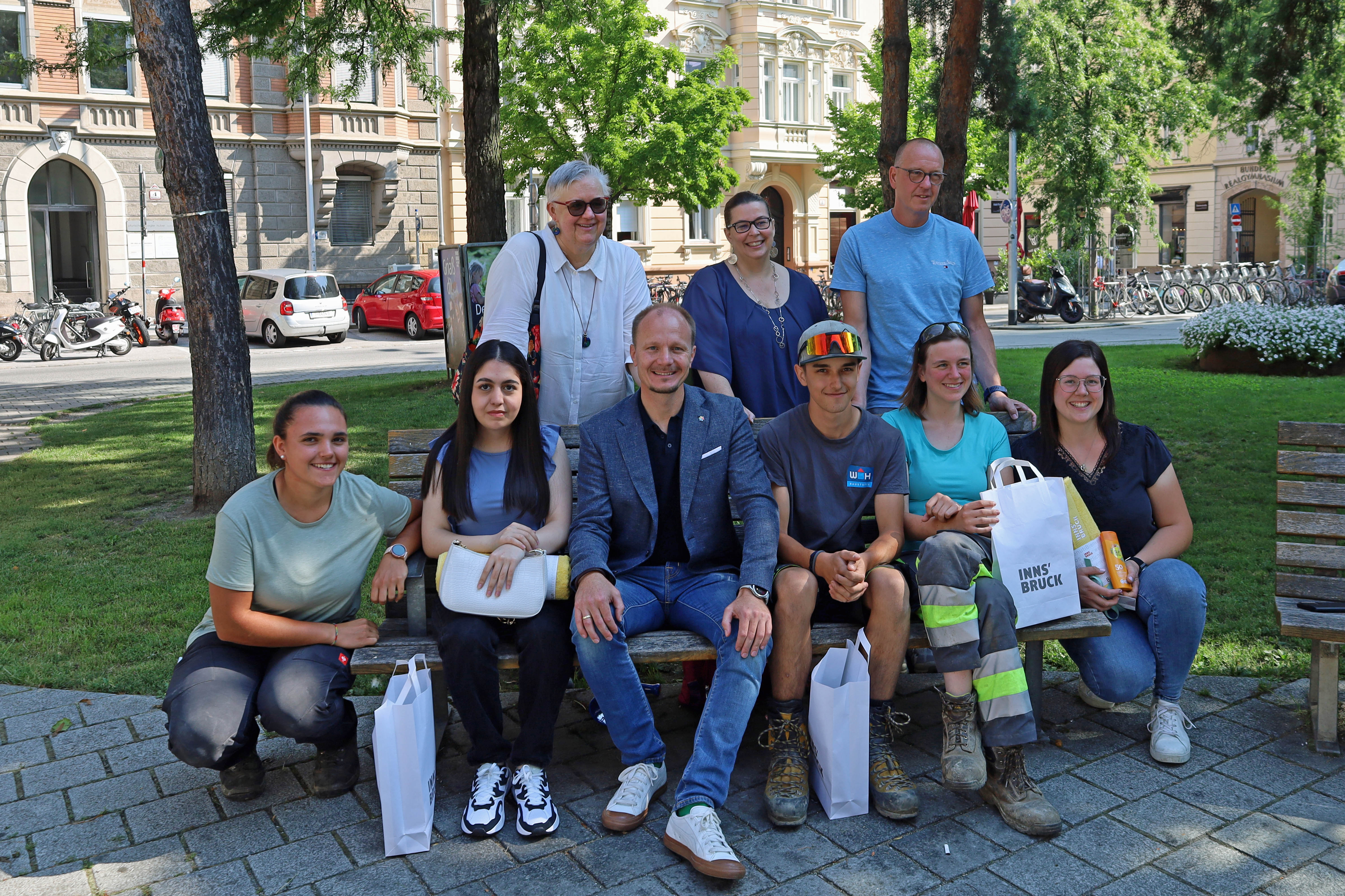 Bürgermeister Johannes Anzengruber (4. v. l.) gratulierte den städtischen Lehrlingen zu ihren Erfolgen: v. l. n. r.: Lina Brindlinger (Landschaftsgärtnerin, 3. Jahr, guter Erfolg), Chane Mamoyan (Bürokauffrau, 1. Jahr, guter Erfolg), Ausbilderin Elisabeth Fritz (Amt Kinder und Jugendhilfe), Lehrlingsbeauftragte Sabine Floßmann, Simon Oberluggauer (Landschaftsgärtner, 1. Jahr, ausgezeichneter Erfolg), Ausbilder Robert Mair (Stadtgartenamt), Stefanie Huetz (externe Lehre, berufsbegleitend Lehre als Gartenbau/Erwerbsgärtnerin), Larissa Lindner (Landschaftsgärtnerin, 1. Jahr, ausgezeichneter Erfolg).