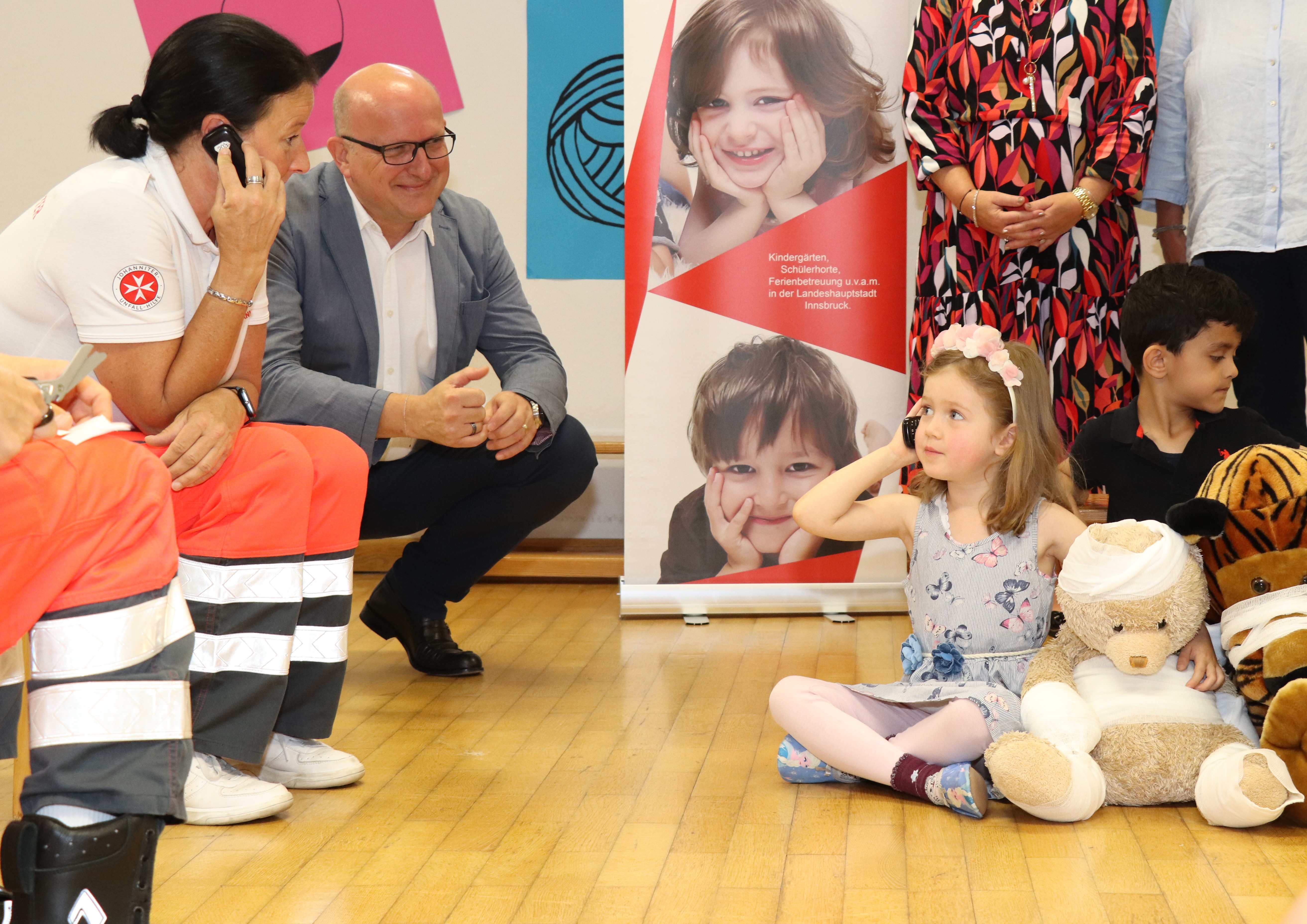 Zum 50. Geburtstag der Johanniter-Unfall-Hilfe Österreich veranstalten die Johanniter Tirol heuer Erste-Hilfe-Workshops in 50 Kindergartengruppen in insgesamt 20 Kindergärten in Innsbruck. Die 50 Kurse werden von der Stadt subventioniert, damit die Kinder kostenlos dabei sein können. Im Kindergarten Mitterweg (v.l.): Florian Vesely, Birgit Schallhart (Leitung Ausbildung Erste Hilfe), Franz Bittersam (GF Johanniter Tirol), Gemeinderat Benjamin Plach, Sigrun Wiesbauer (Bereichskoordinatorin, Amt für Kinder, Jugend und Generationen) und Monika Schwarz (Leitung KG Mitterweg). Mehr unter www.johanniter.at/tirol/aktuelles/detail/stadt-innsbruck-ermoeglicht-50-erste-hilfe-workshops-fuer-kindergaerten