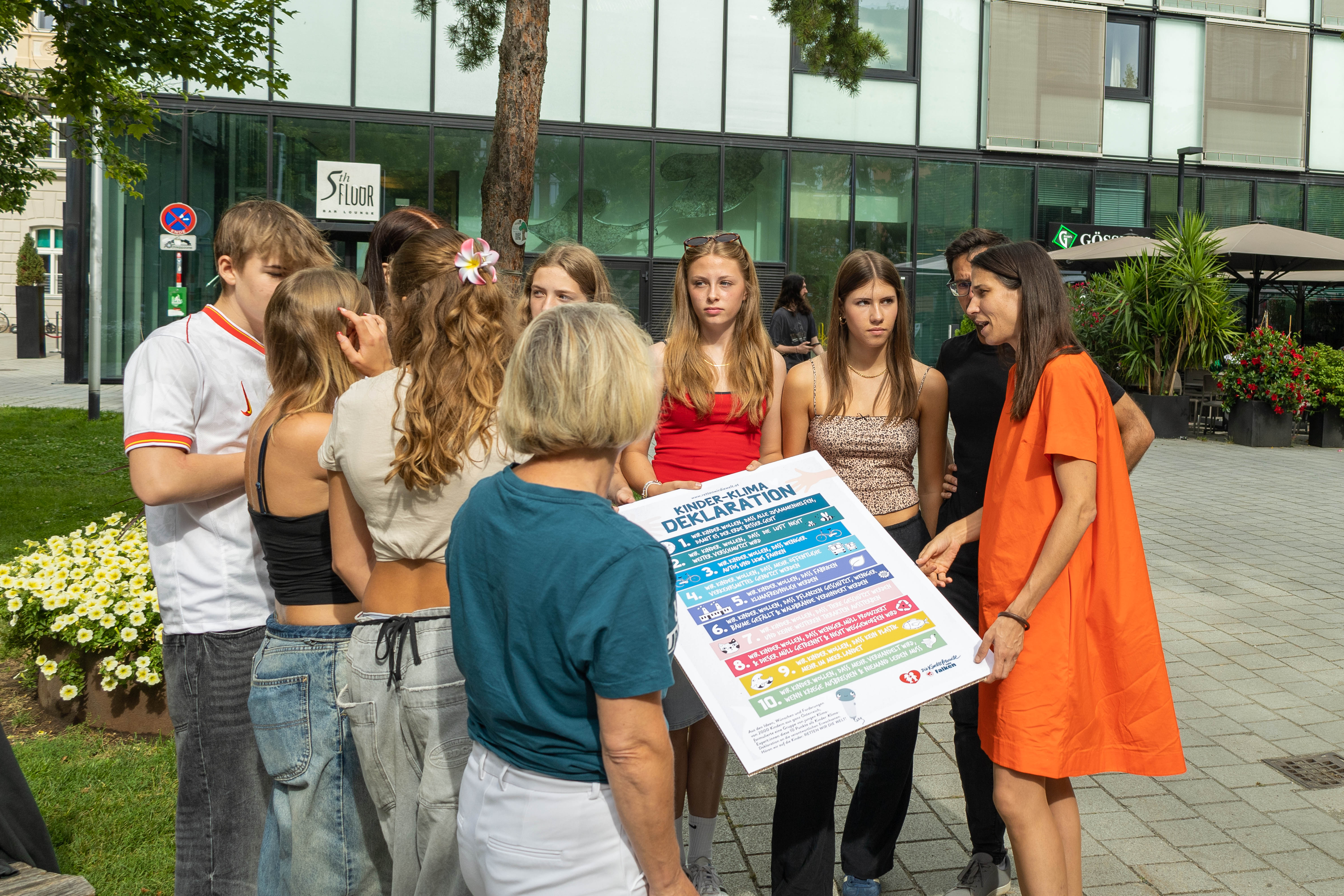 Mit der Kinder-Klima-Deklaration wenden sich junge Menschen erstmals direkt an die Politik. Die Kinderfreunde haben im Zuge ihrer aktuellen Klimaschutzkampagne „Retten wir die Welt“ über ihre Kinderbetreuungseinrichtungen sowie ehrenamtliche Ortsgruppen mehr als 2.000 Kinder und Jugendliche im Alter von drei bis achtzehn Jahren mittels kindgerechter Fragebögen befragt, welche Wünsche und Forderungen sie an die Politik bzw. die Gesellschaft zum Thema Klimaschutz haben. Die nun vorliegenden Ergebnisse wurden in einer Kinder-Klima-Deklaration festgehalten und auch an die Innsbrucker Stadtpolitik übergeben. Die für Stadtklima, Umwelt und Mobilität zuständige Stadträtin Janine Bex hat die Erklärung der Kinderfreunde Ortsgruppe Pradl-Amras entgegengenommen. Im Anschluss tauschten sich die Kinder und Jugendlichen sowie das Betreuungsteam der Kinderfreunde über klimarelevante Zukunftsthemen und Problemlösungen in der Landeshauptstadt aus.