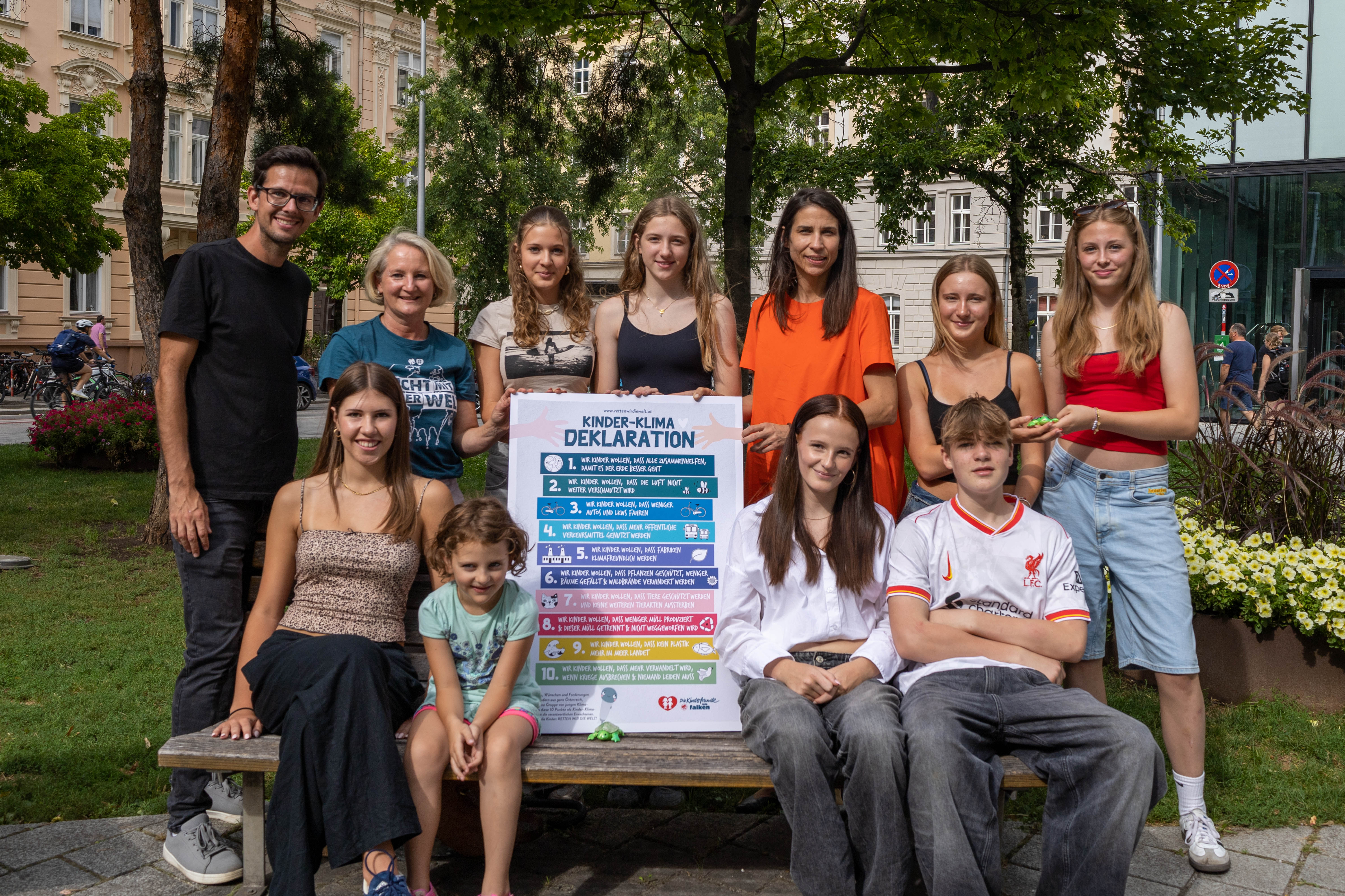 Mit der Kinder-Klima-Deklaration wenden sich junge Menschen erstmals direkt an die Politik. Die Kinderfreunde haben im Zuge ihrer aktuellen Klimaschutzkampagne „Retten wir die Welt“ über ihre Kinderbetreuungseinrichtungen sowie ehrenamtliche Ortsgruppen mehr als 2.000 Kinder und Jugendliche im Alter von drei bis achtzehn Jahren mittels kindgerechter Fragebögen befragt, welche Wünsche und Forderungen sie an die Politik bzw. die Gesellschaft zum Thema Klimaschutz haben. Die nun vorliegenden Ergebnisse wurden in einer Kinder-Klima-Deklaration festgehalten und auch an die Innsbrucker Stadtpolitik übergeben. Die für Stadtklima, Umwelt und Mobilität zuständige Stadträtin Janine Bex hat die Erklärung der Kinderfreunde Ortsgruppe Pradl-Amras entgegengenommen. Im Anschluss tauschten sich die Kinder und Jugendlichen sowie das Betreuungsteam der Kinderfreunde über klimarelevante Zukunftsthemen und Problemlösungen in der Landeshauptstadt aus.