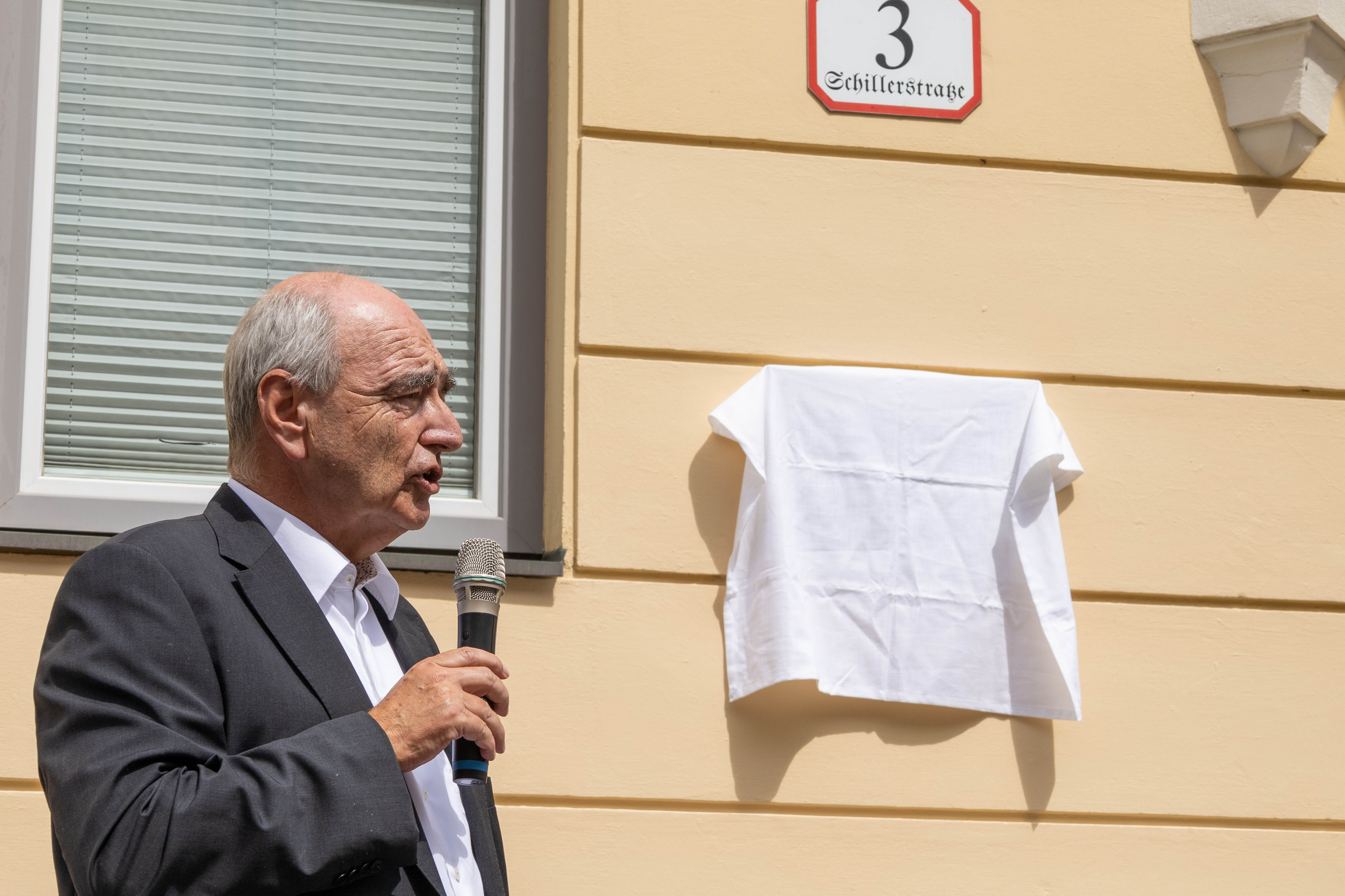 Andreas Novak, der ehemalige Leiter der ORF-Zeitgeschichte Redaktion, erforschte die Biografie Bernardis‘ und setzte sich für sein Gedenken ein.