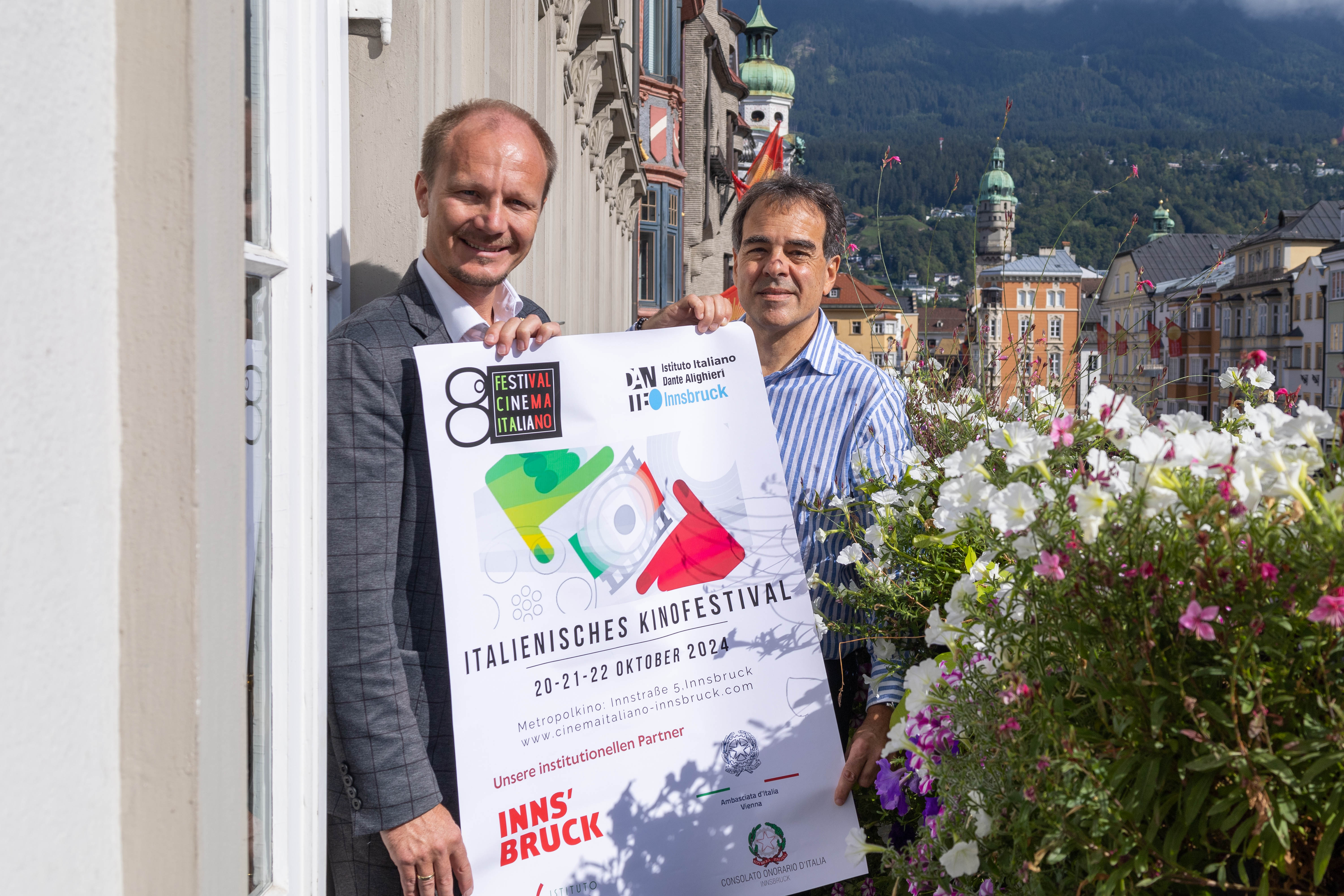Kino-Begeisterte dürfen sich wieder auf ein Highlight freuen: von 20. bis 22. Oktober findet das Italienische Kinofestival im Metropol statt. Bürgermeister Johannes Anzengruber (l.) freut sich über die bereits achte Auflage und gratulierte Piero Salituri, dem Präsidenten des Istituto Italiano Dante Alighieri in Innsbruck, zum gelungenen Programm. Mehr Informationen dazu unter: www.cinemaitaliano-innsbruck.com