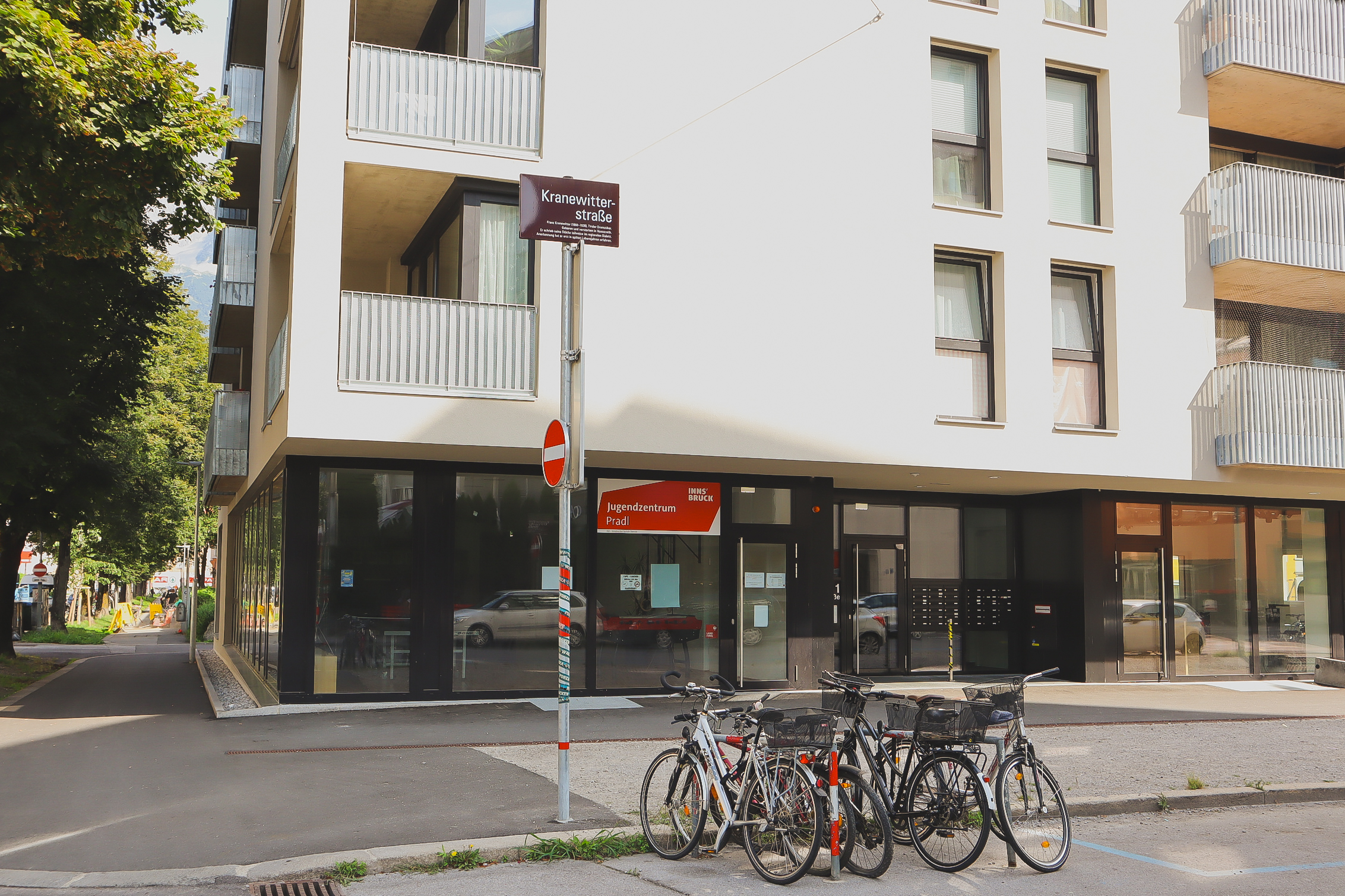 In der Kranewitterstraße 1 bietet das Jugendzentrum Pradl ein vielseitiges Programm, bevor es am 26. August in Sommerpause geht.